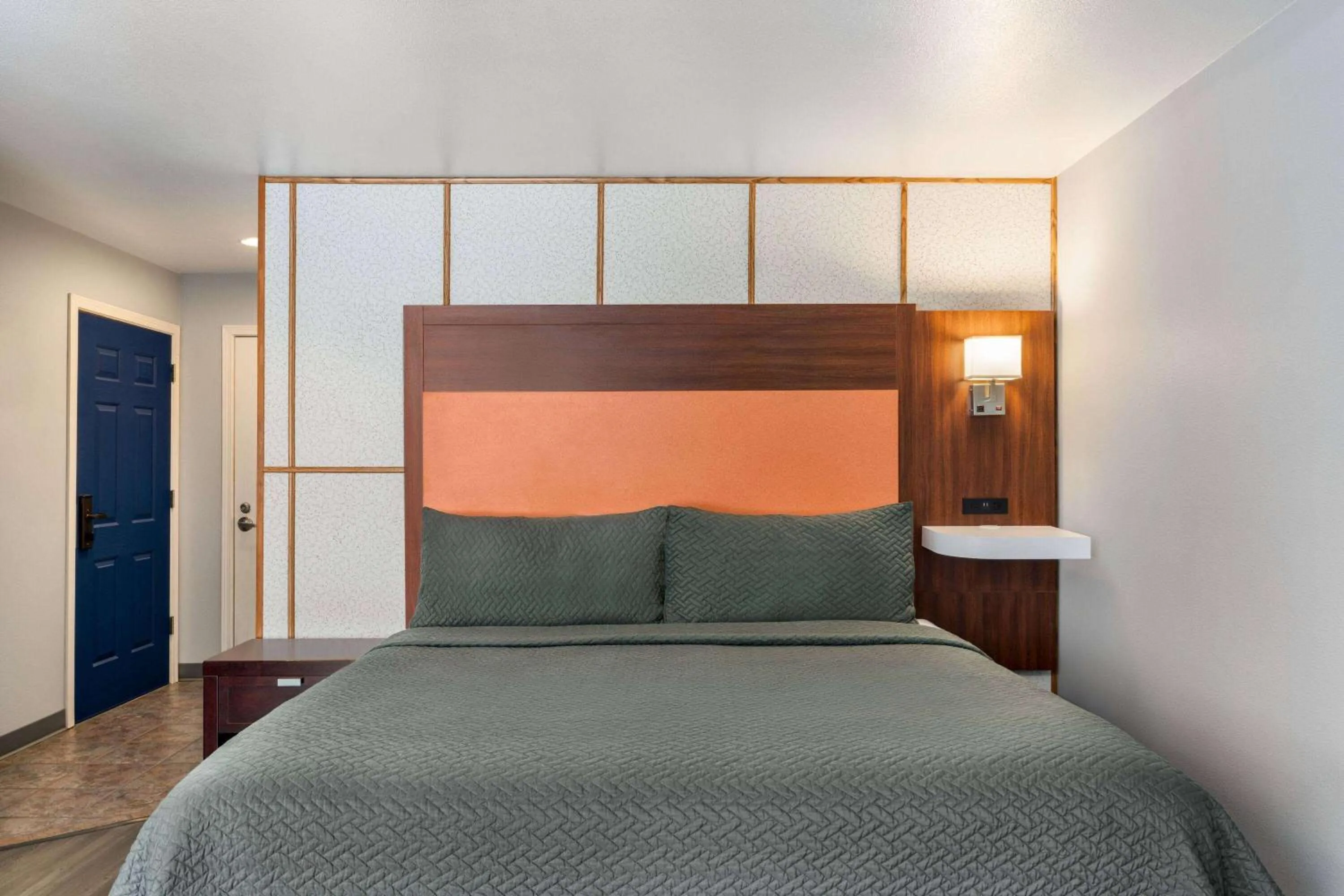 Photo of the whole room, Bed in Travelodge by Wyndham Depoe Bay