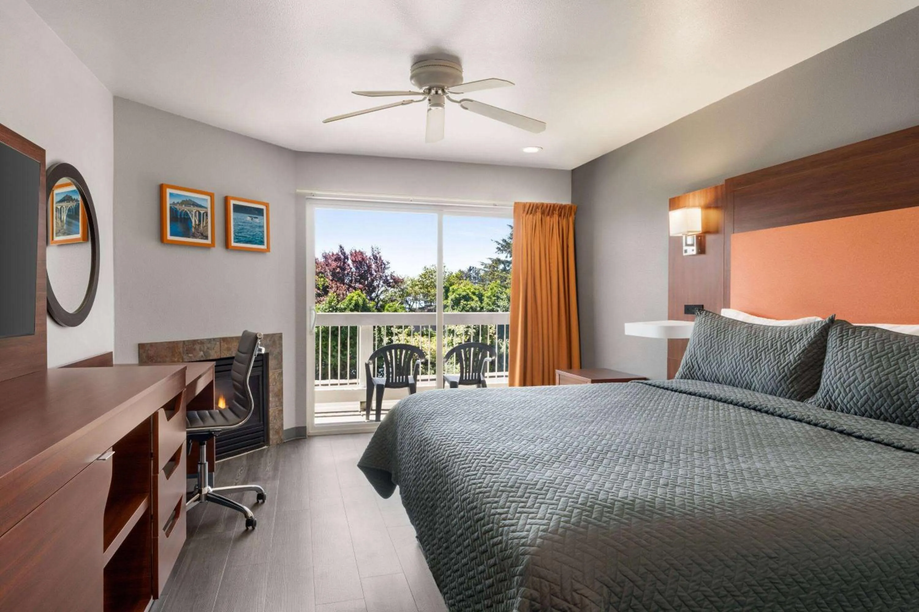 Photo of the whole room, Bed in Travelodge by Wyndham Depoe Bay