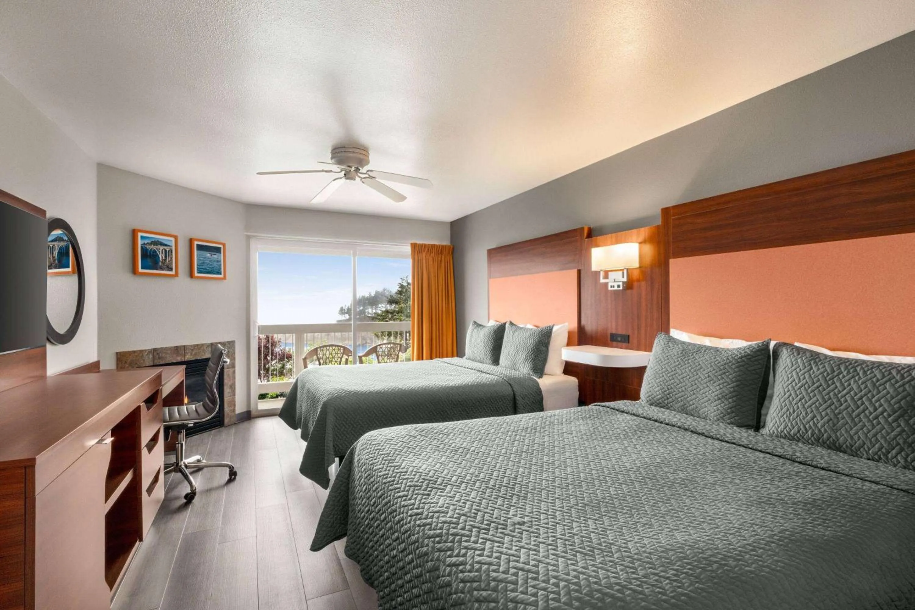 Photo of the whole room, Bed in Travelodge by Wyndham Depoe Bay