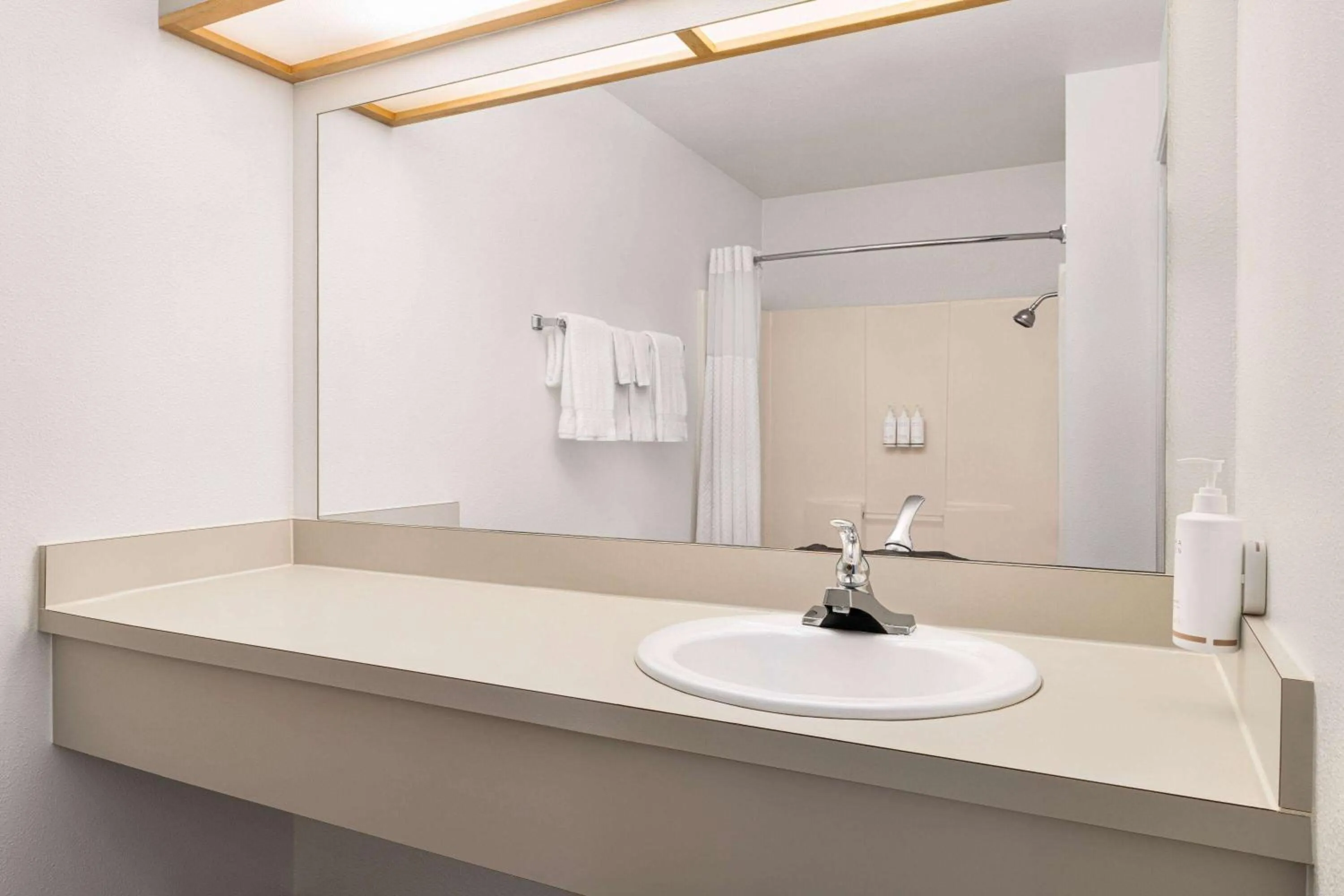 TV and multimedia in Travelodge by Wyndham Depoe Bay