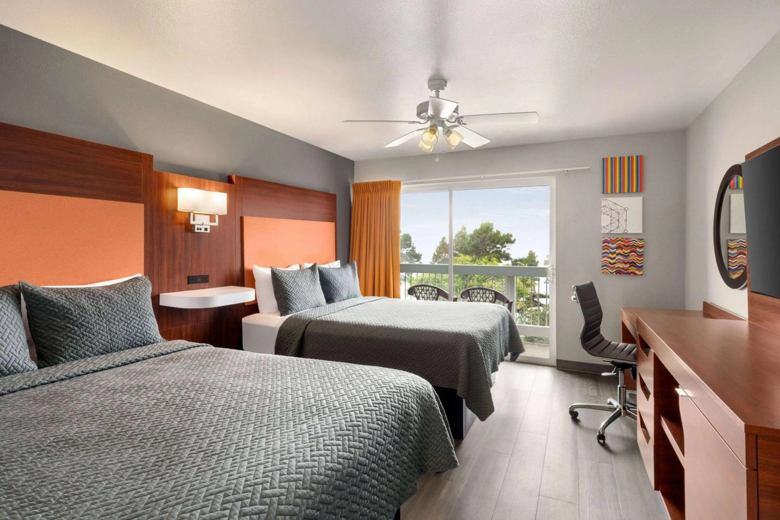 Photo of the whole room, Bed in Travelodge by Wyndham Depoe Bay