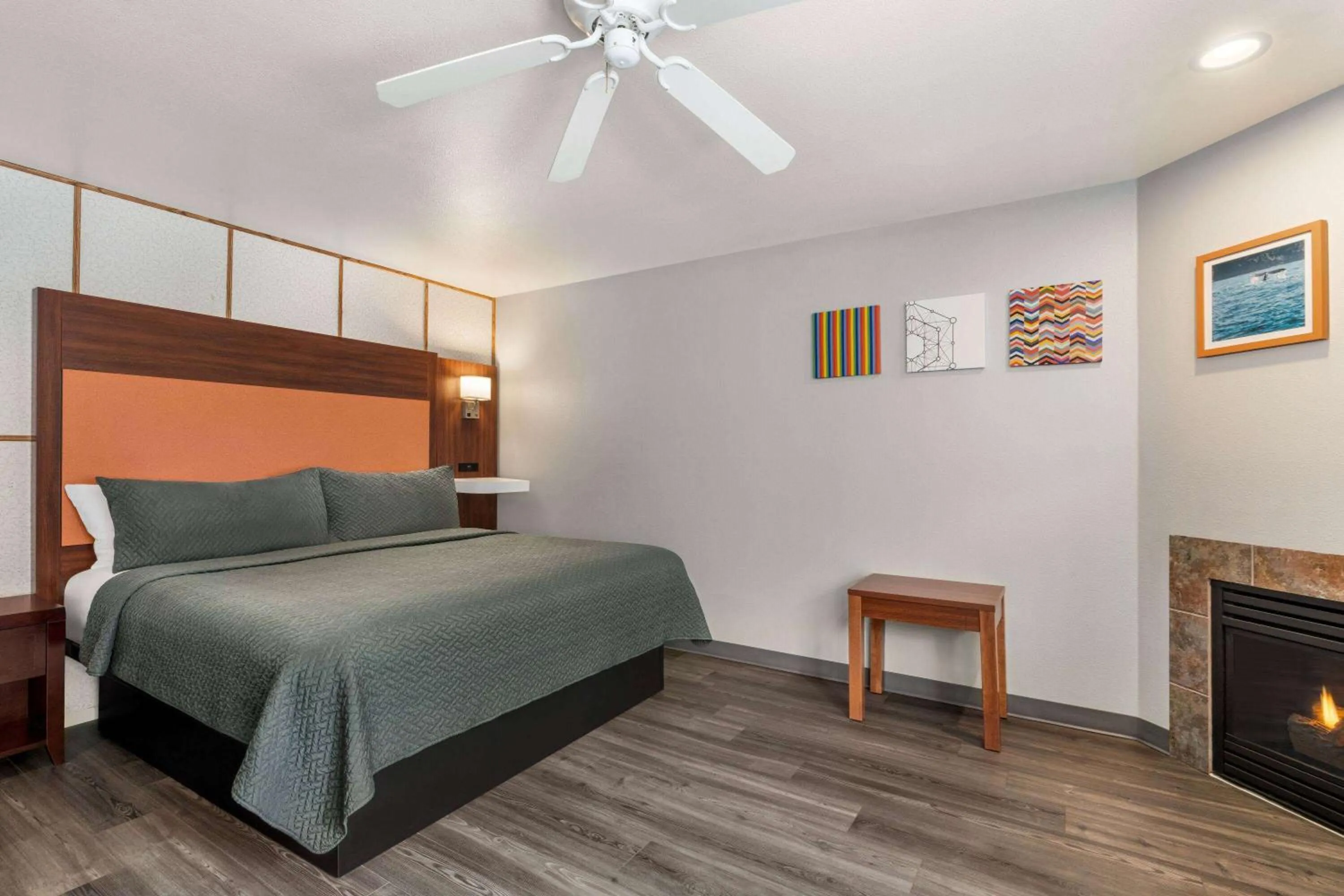 Photo of the whole room, Bed in Travelodge by Wyndham Depoe Bay