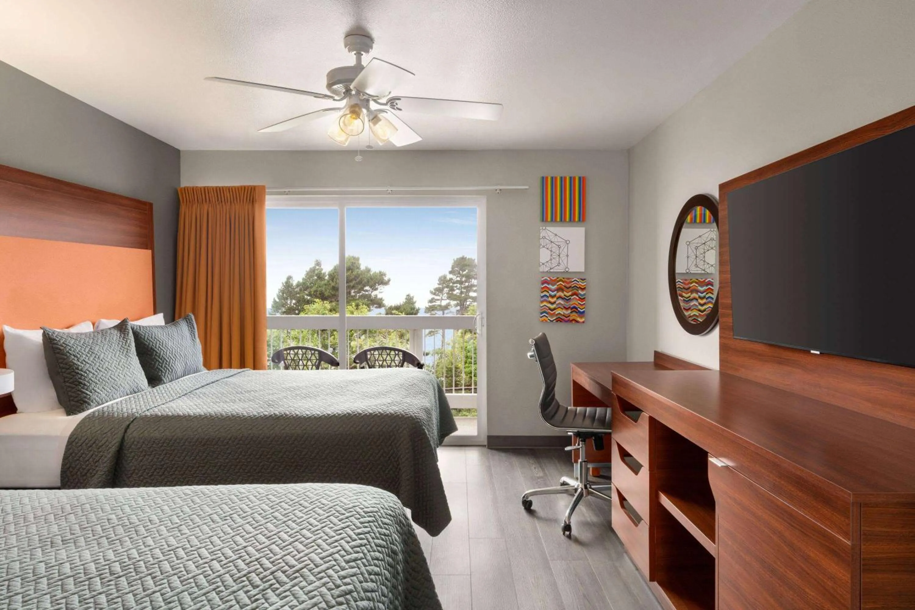 Photo of the whole room, Bed in Travelodge by Wyndham Depoe Bay