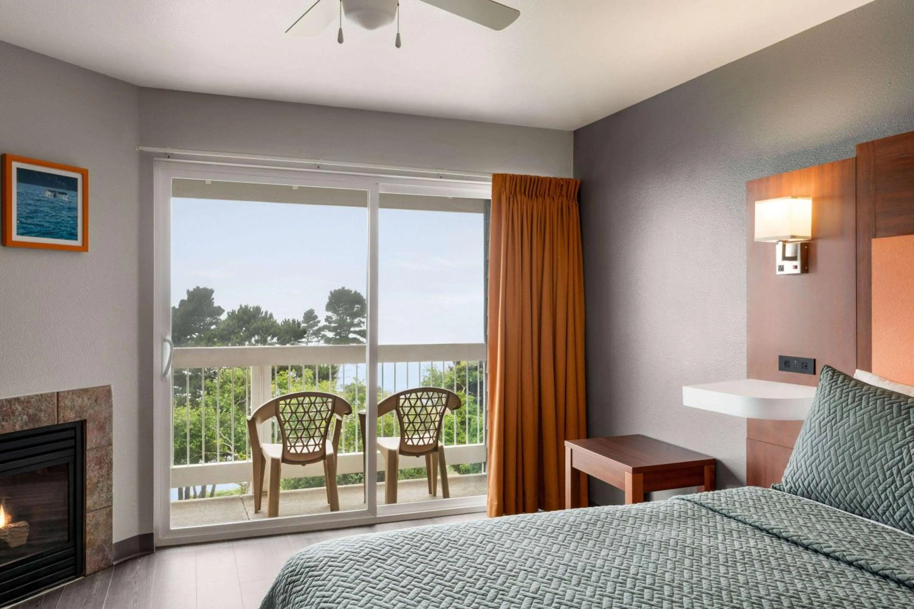 Photo of the whole room, Bed in Travelodge by Wyndham Depoe Bay