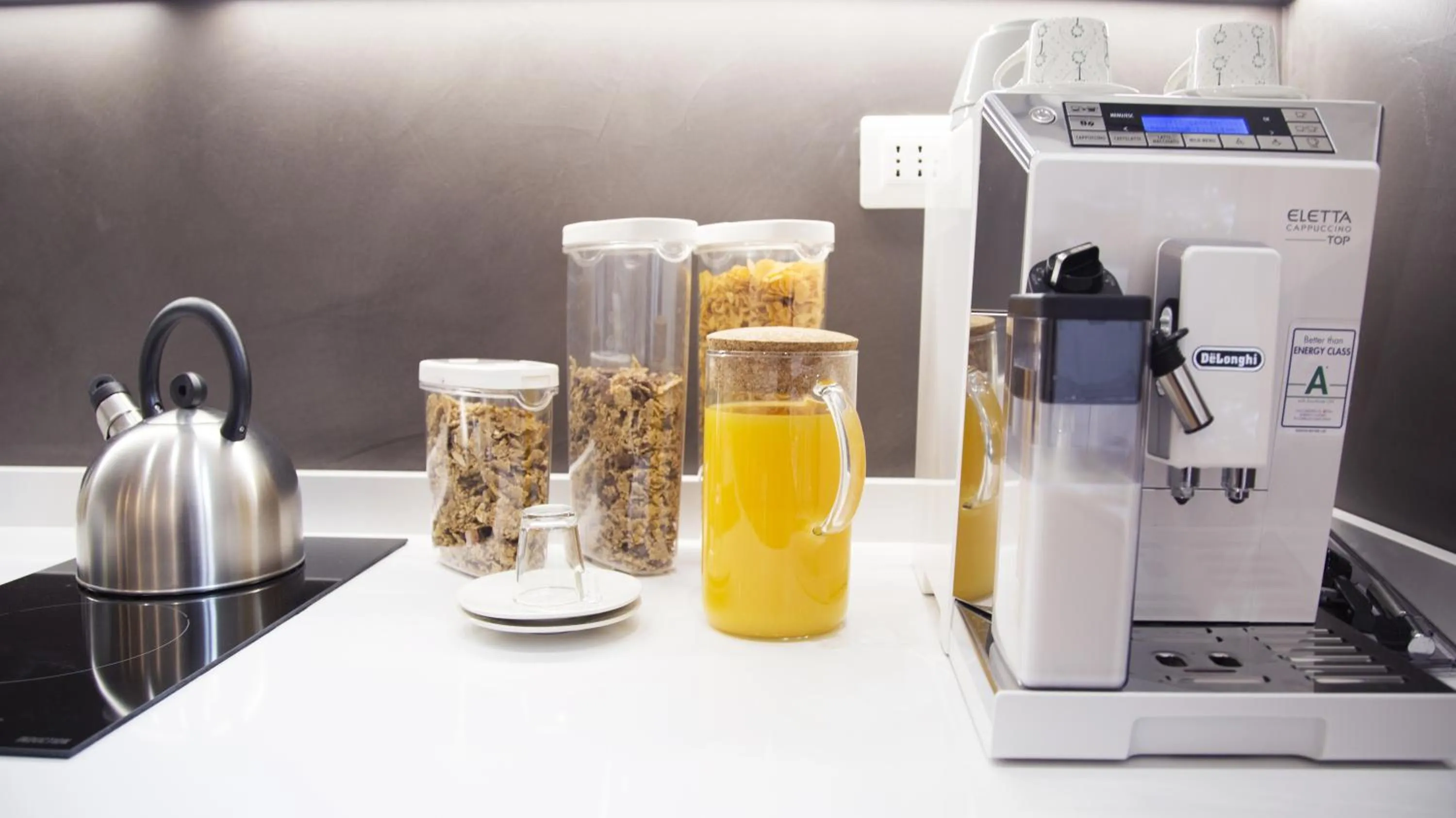 Coffee/tea facilities in Suite Inn Rome