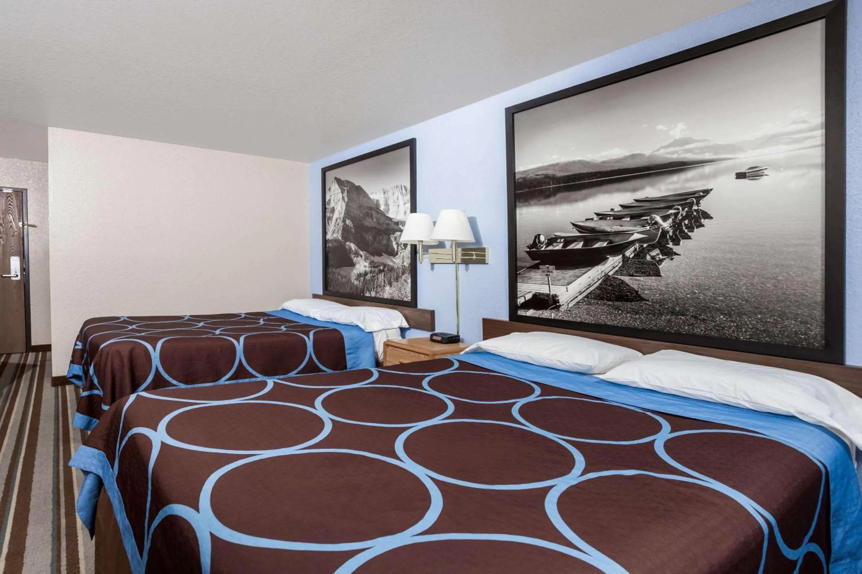 Photo of the whole room, Bed in Grizzly Inn