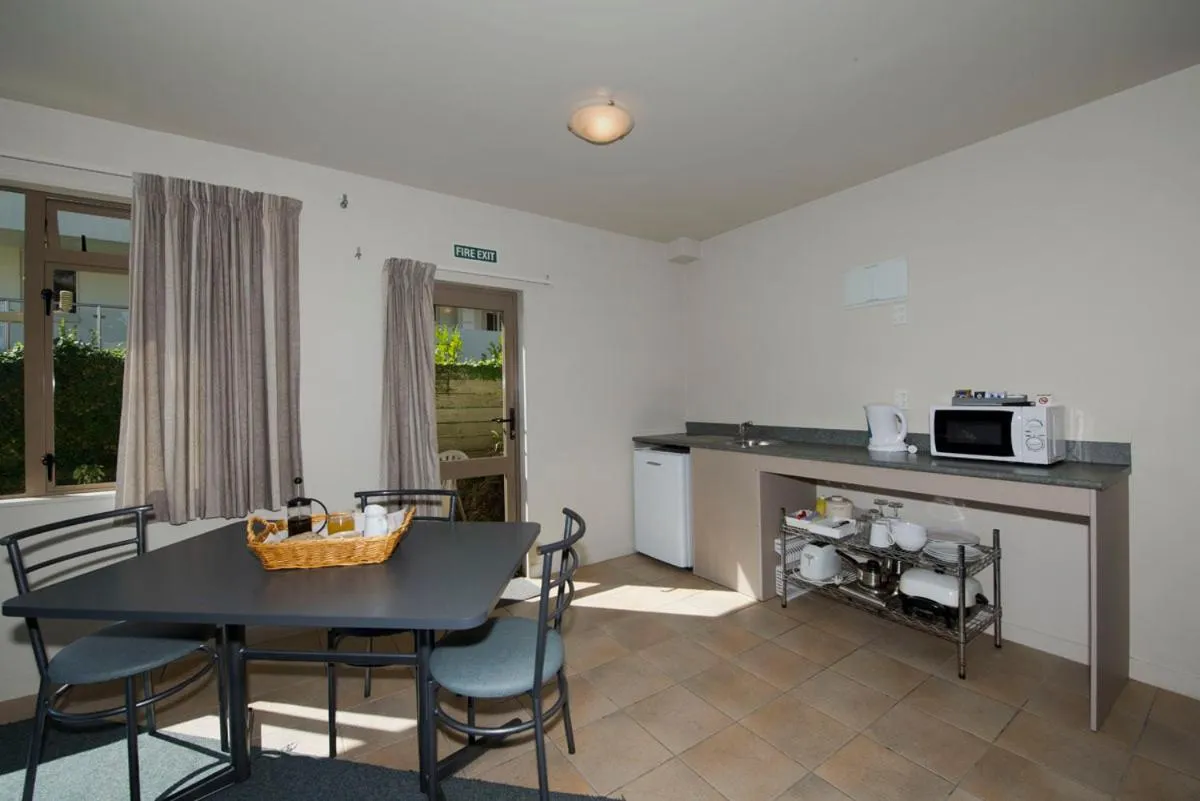 Dining area in Lake Point Motel