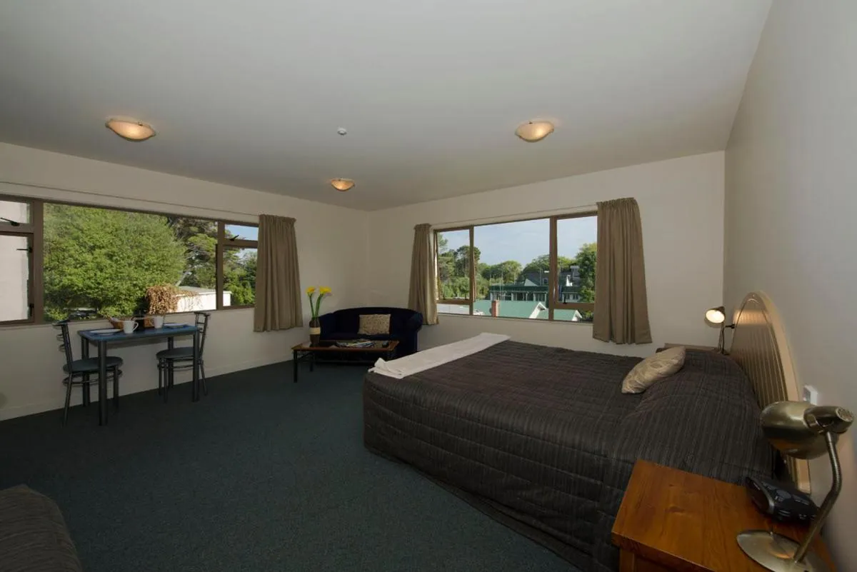 Day, Bed in Lake Point Motel