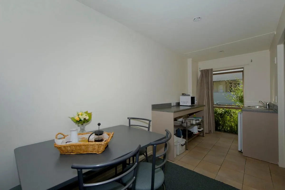 Dining area in Lake Point Motel