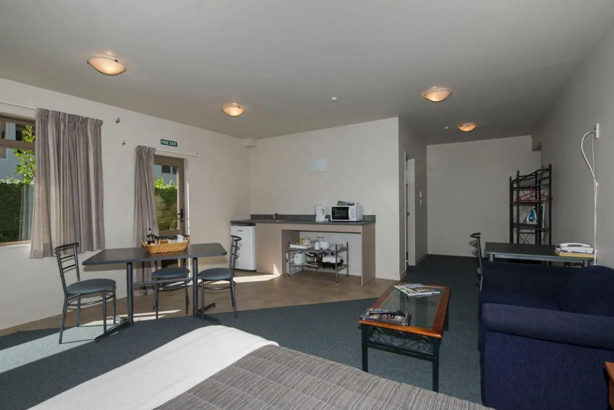 Dining area in Lake Point Motel