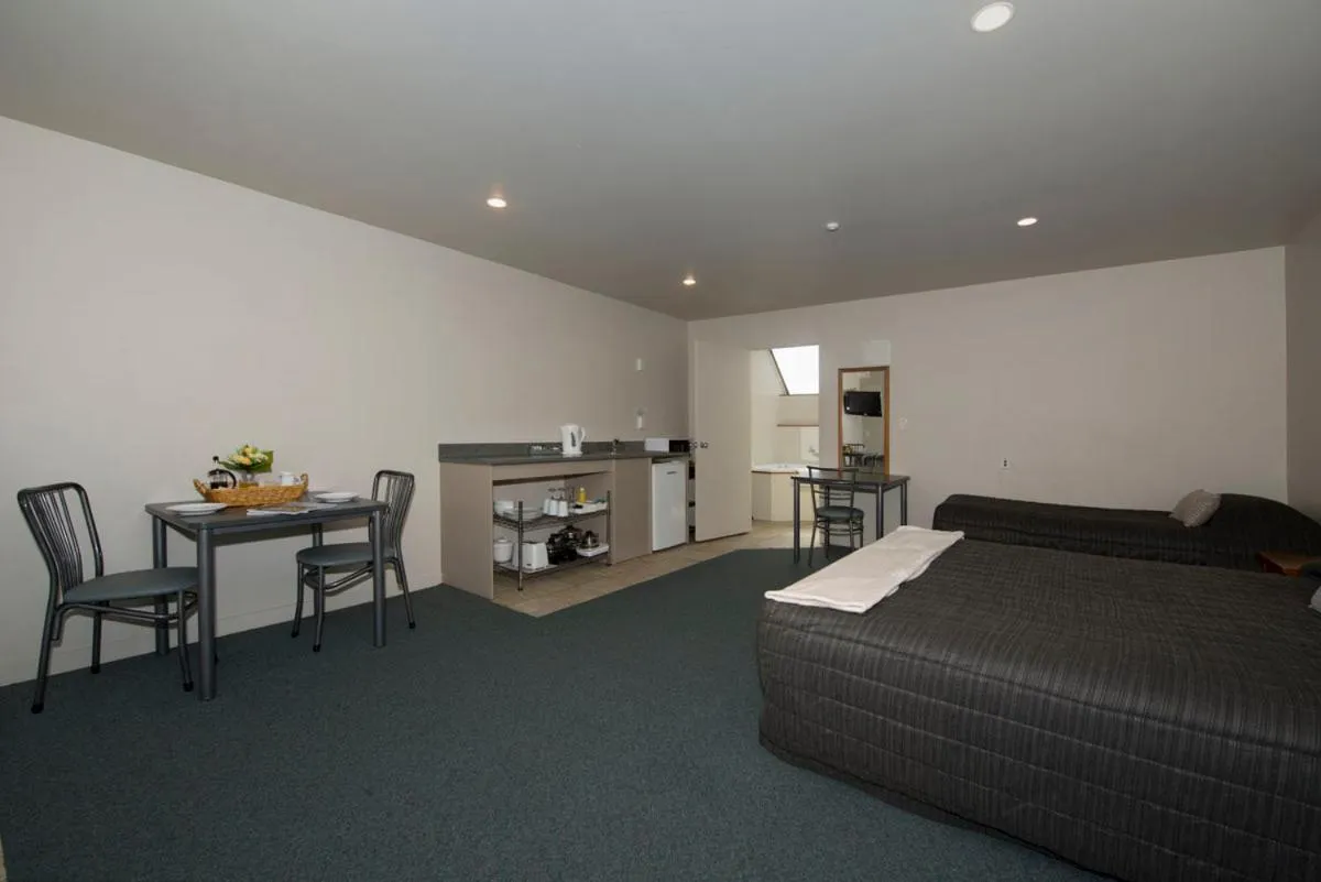 Day, Bed in Lake Point Motel