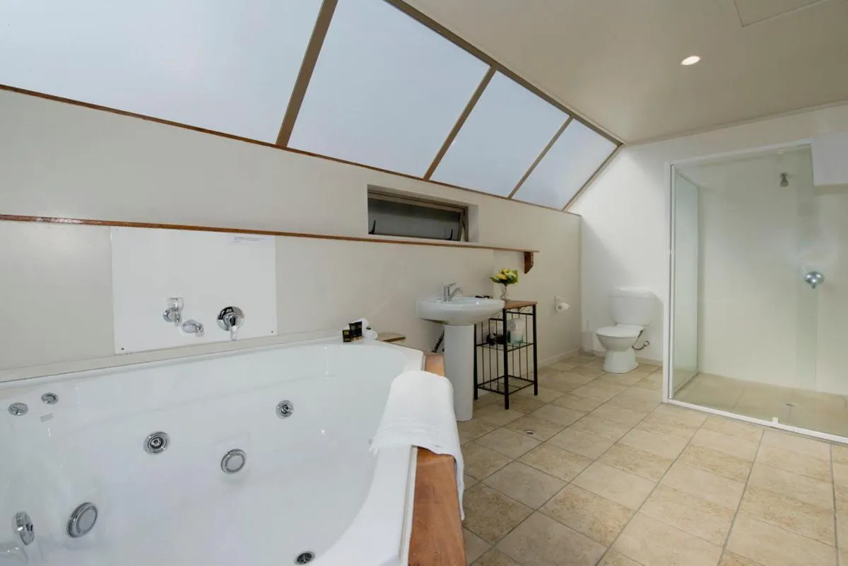 Bathroom in Lake Point Motel