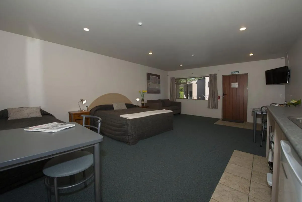 Day, Bed in Lake Point Motel