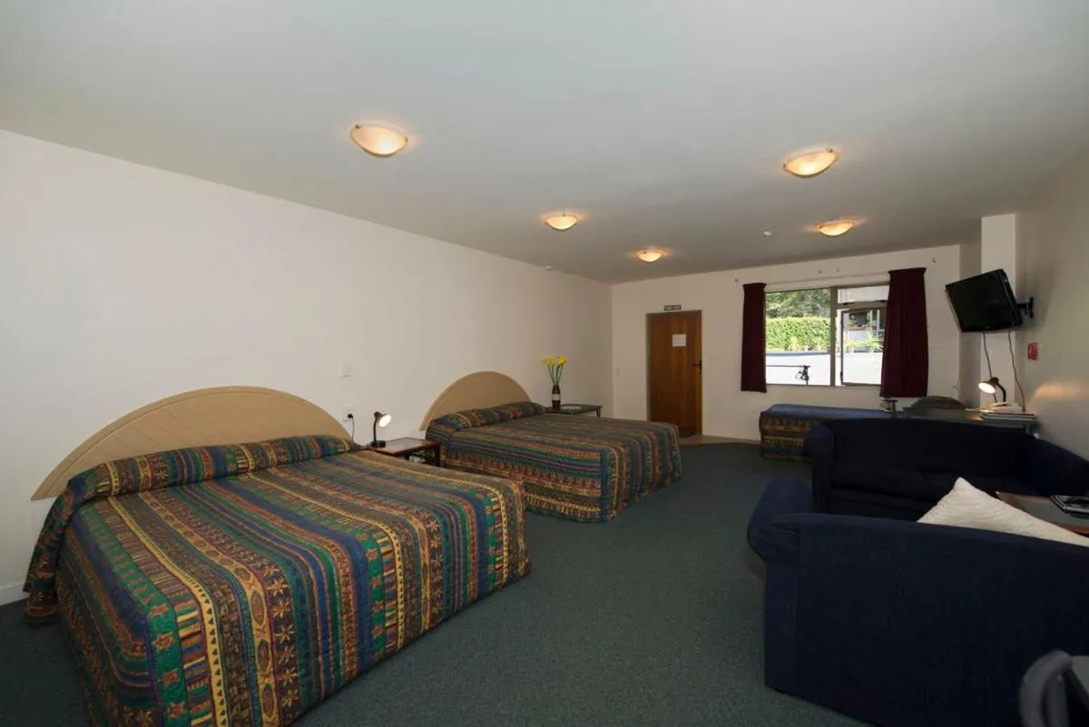Photo of the whole room, Bed in Lake Point Motel