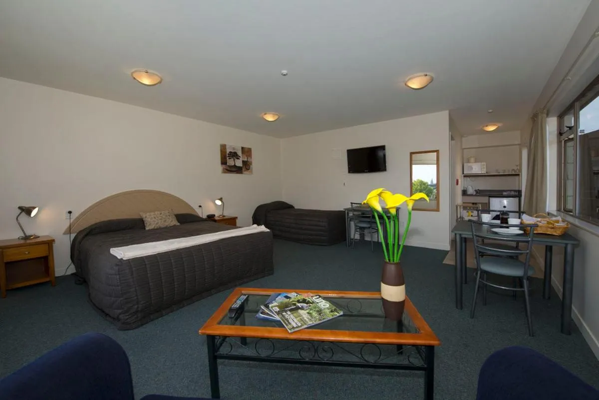 Photo of the whole room in Lake Point Motel