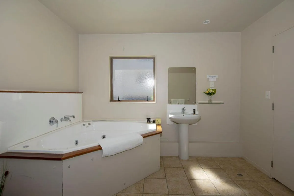 Bathroom in Lake Point Motel