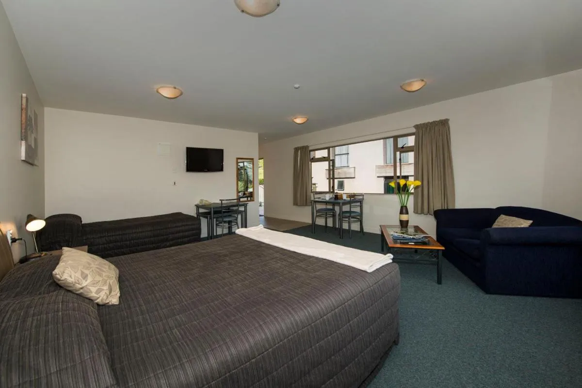 Photo of the whole room, Bed in Lake Point Motel