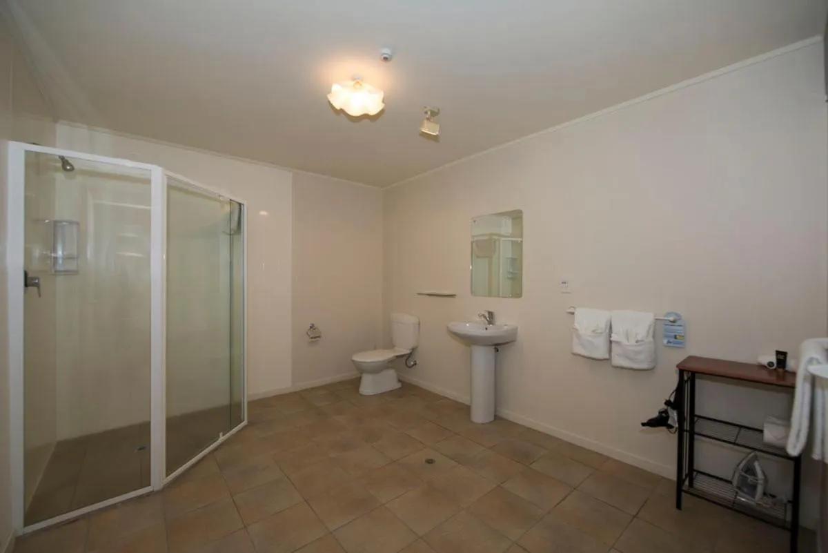 Bathroom in Lake Point Motel