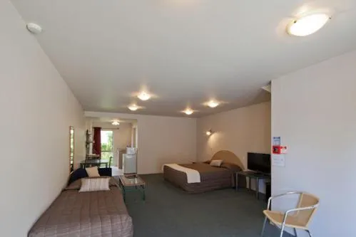 Photo of the whole room, Bed in Lake Point Motel