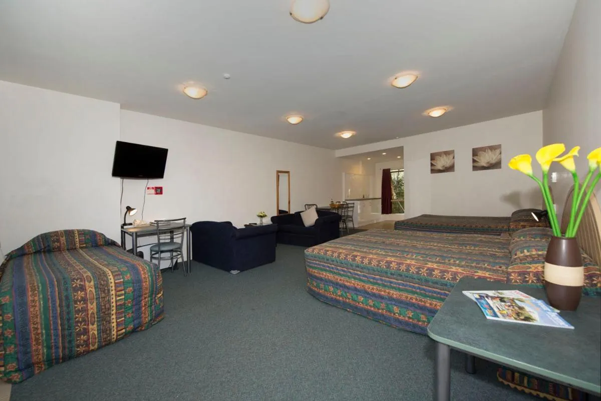 Photo of the whole room in Lake Point Motel