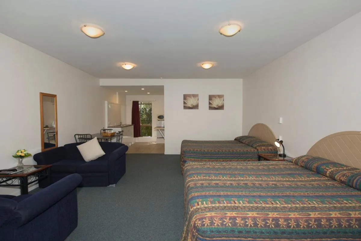 Photo of the whole room in Lake Point Motel