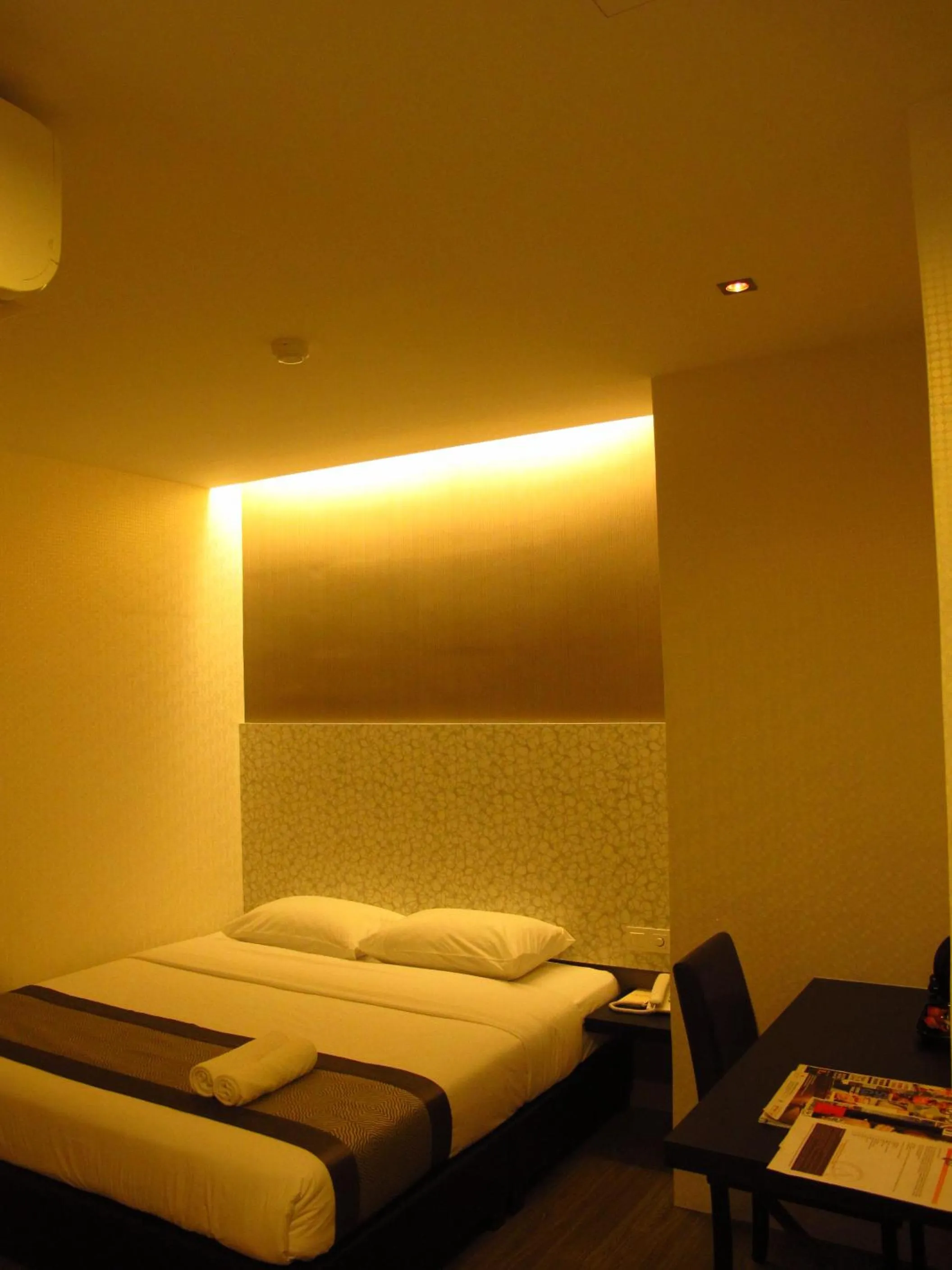 Bed in Hotel Austin Paradise