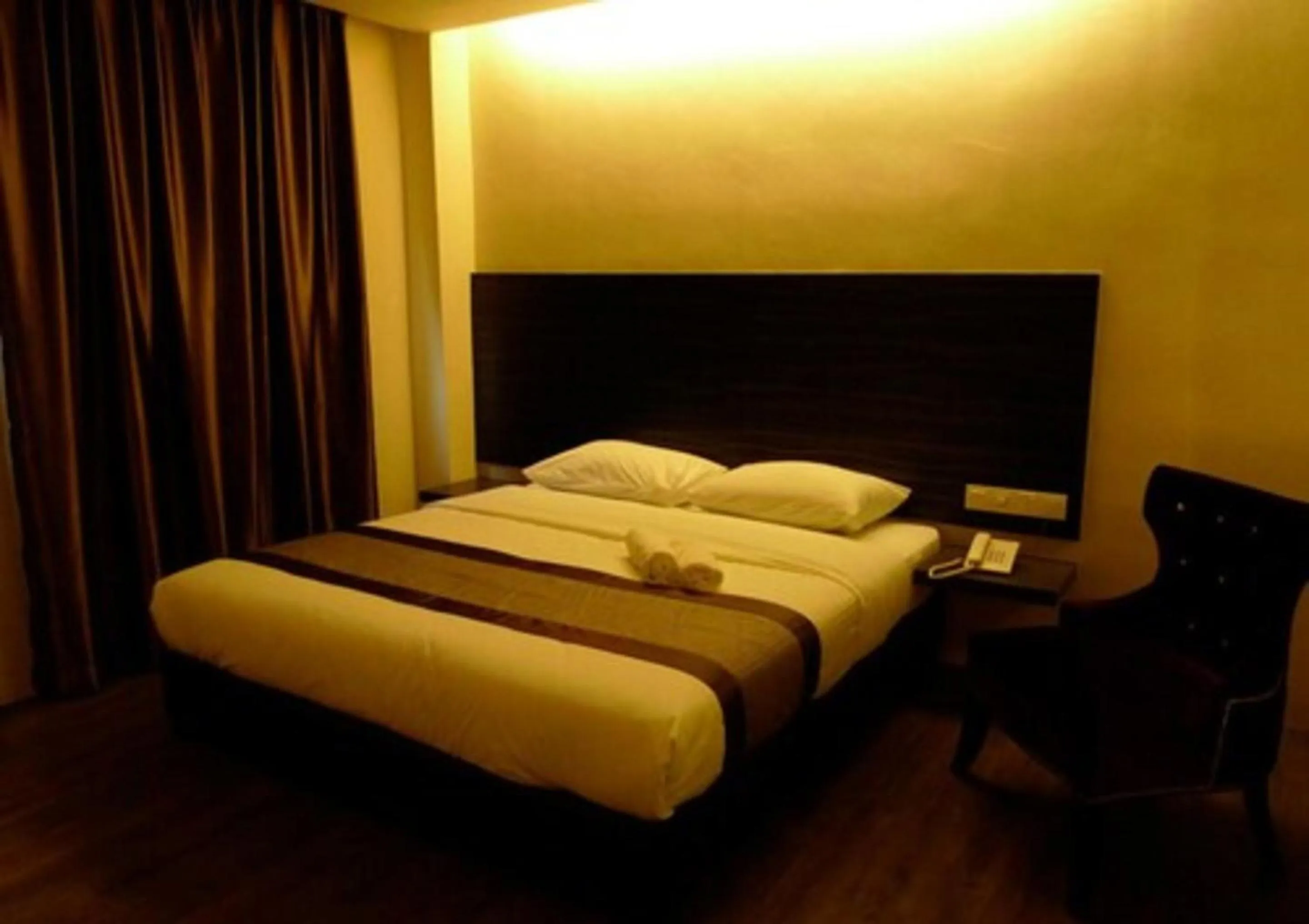 Bed in Hotel Austin Paradise