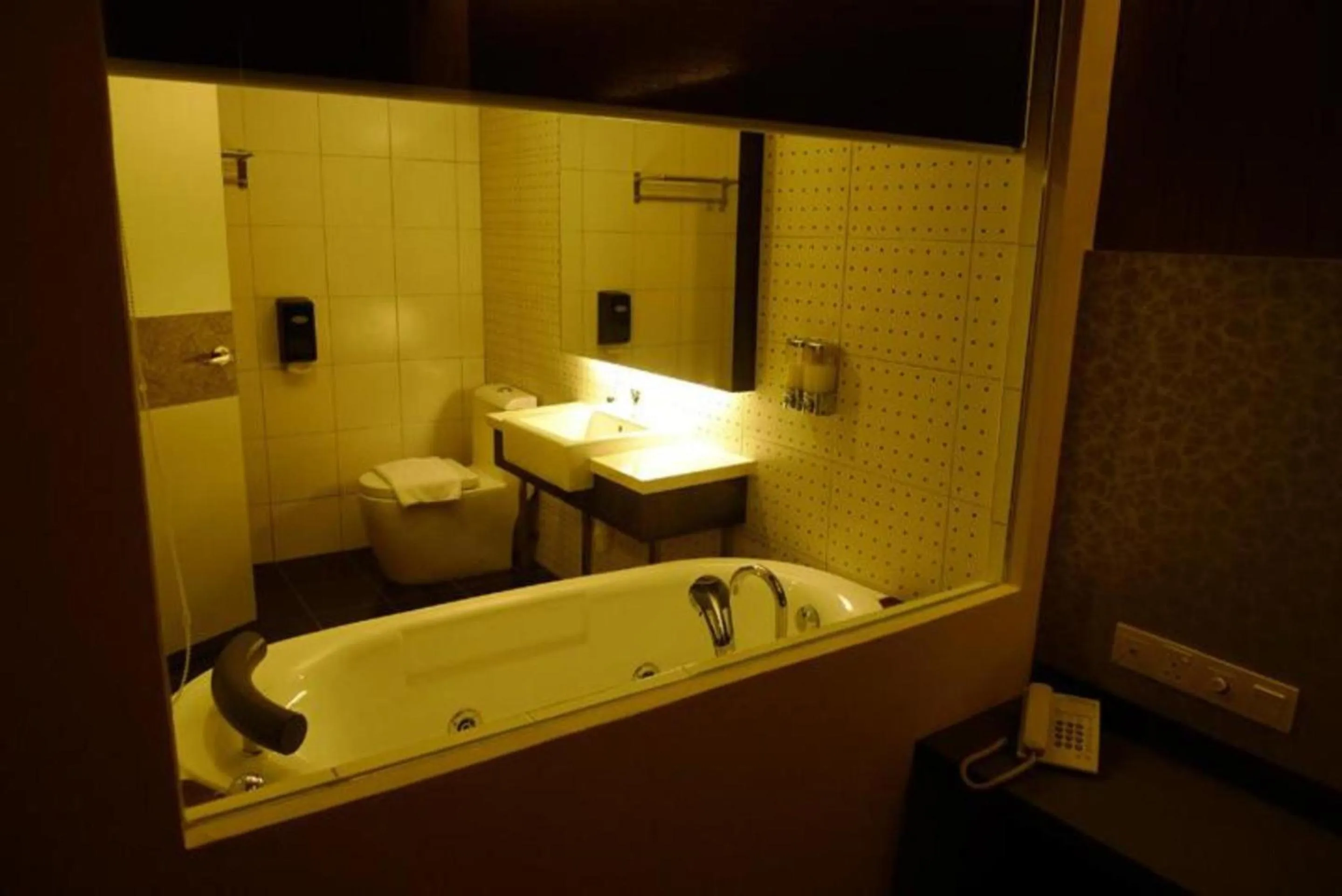 Bath in Hotel Austin Paradise