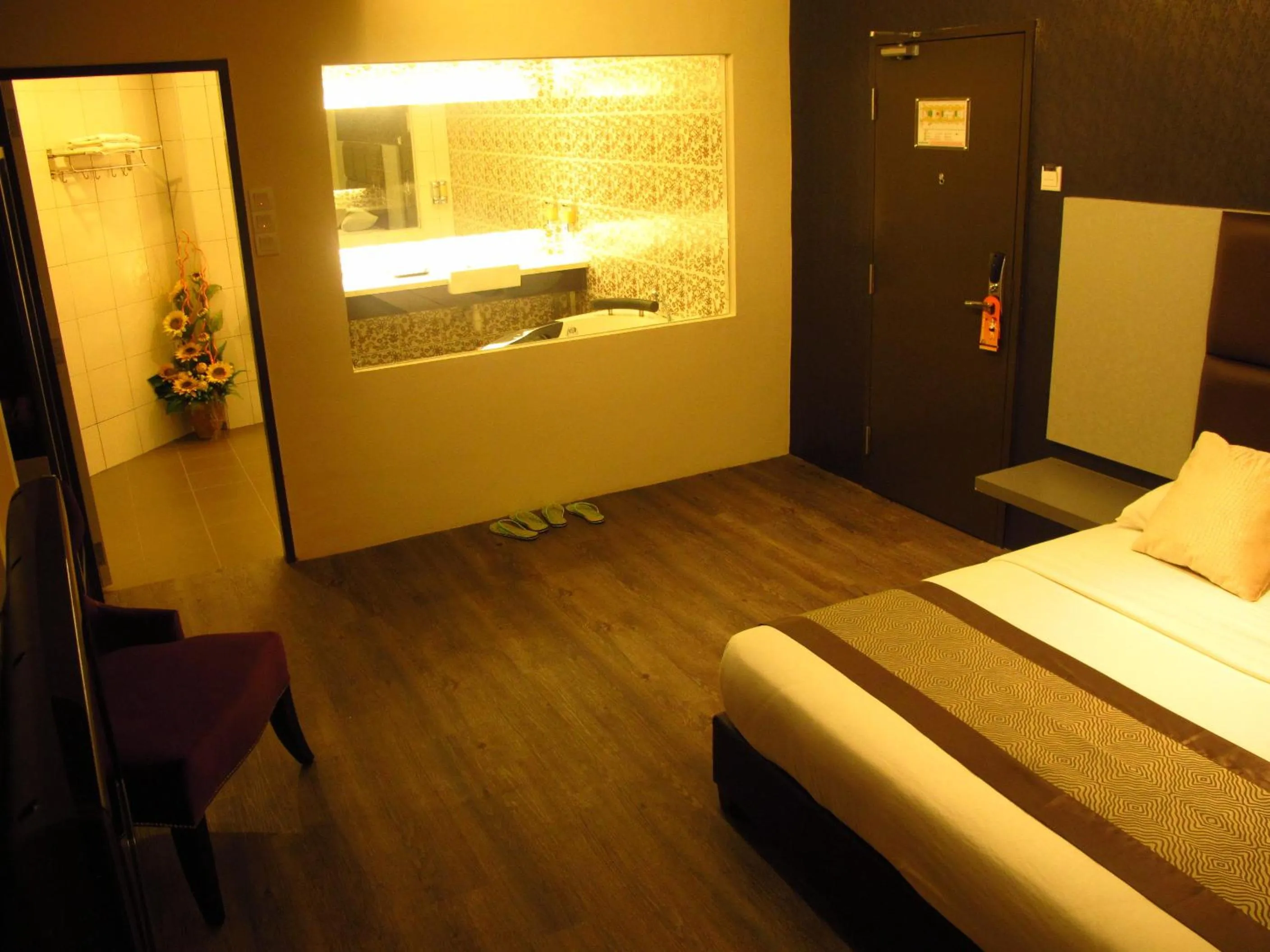 Photo of the whole room, Bed in Hotel Austin Paradise