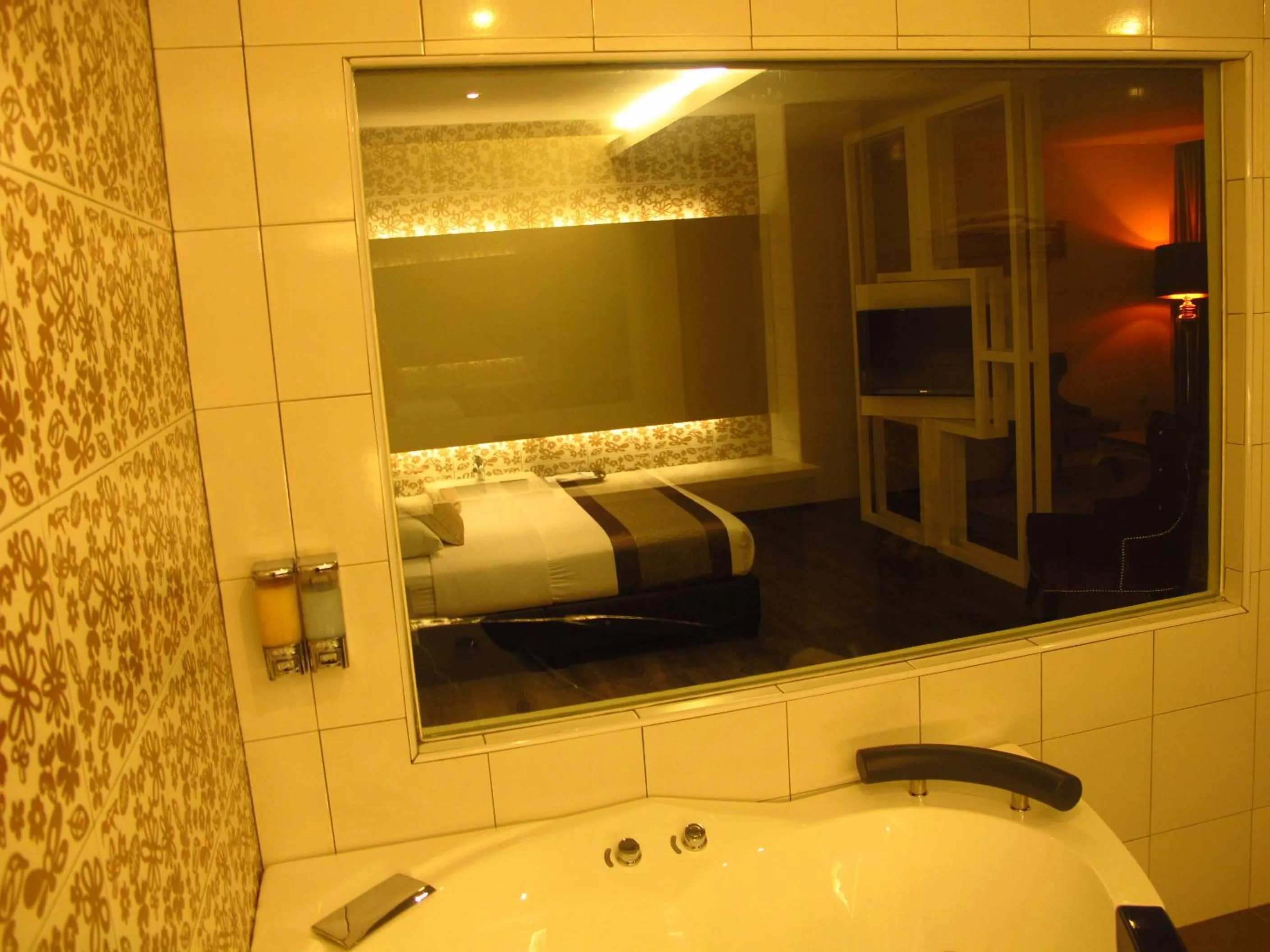 View (from property/room), Bed in Hotel Austin Paradise