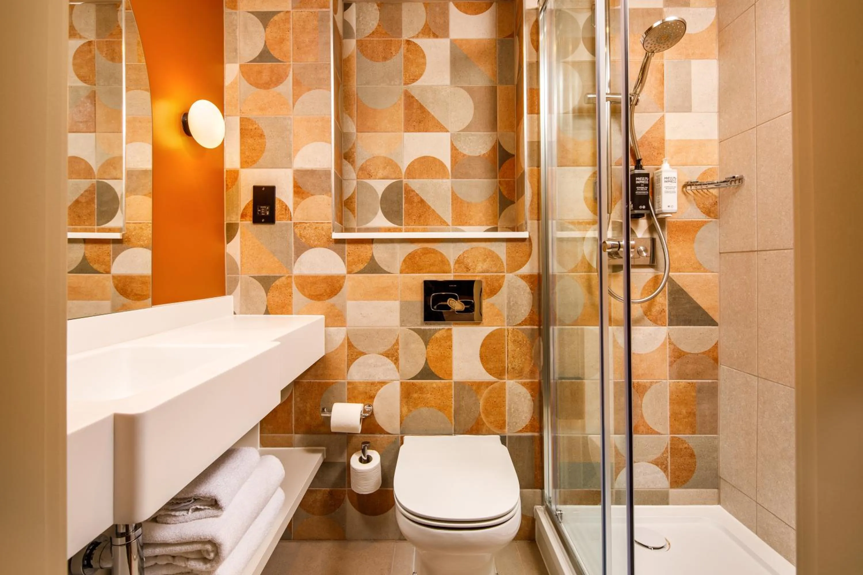 Shower in ibis Styles York Centre