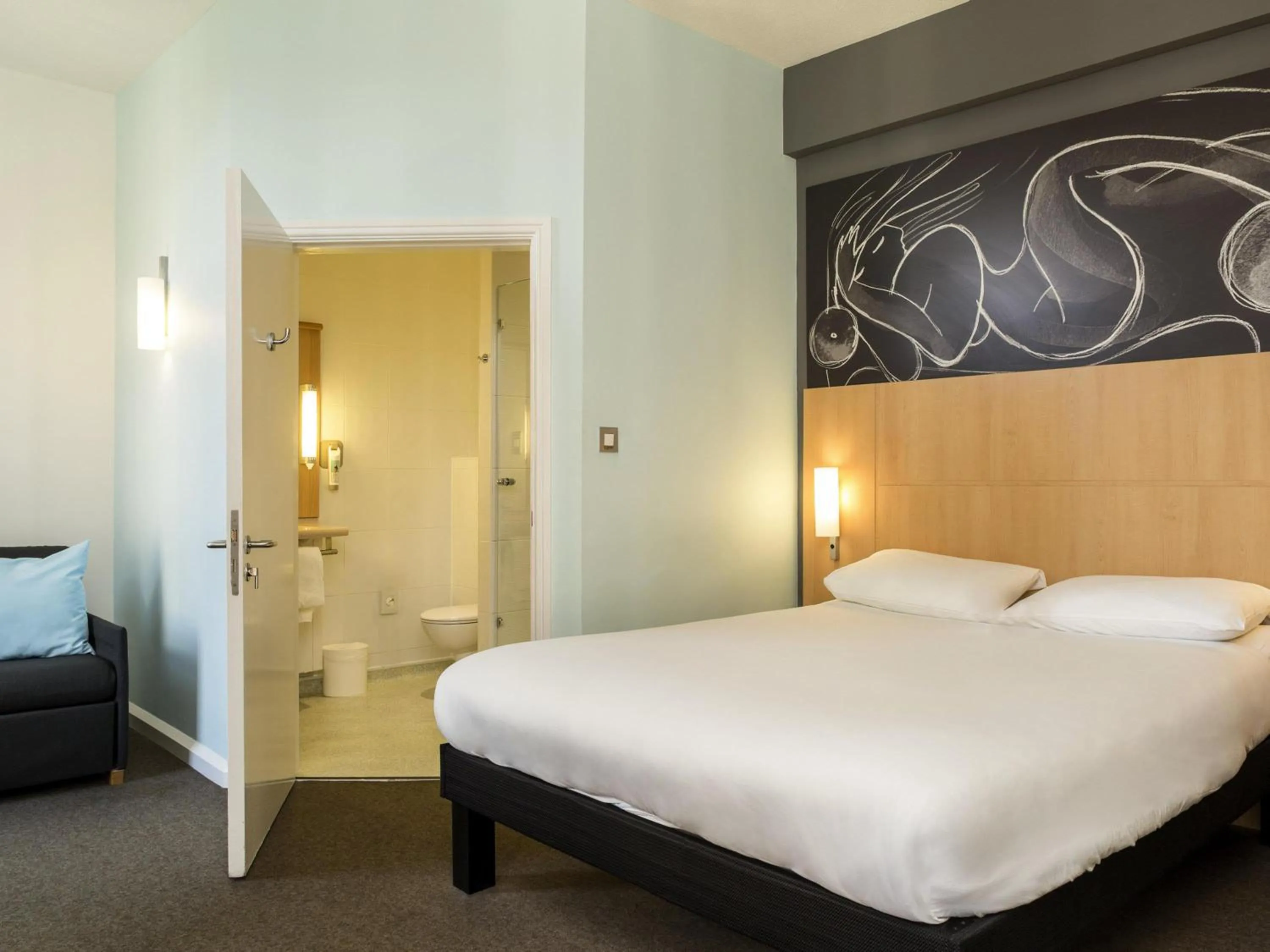 Bedroom, Bed in ibis Styles York Centre