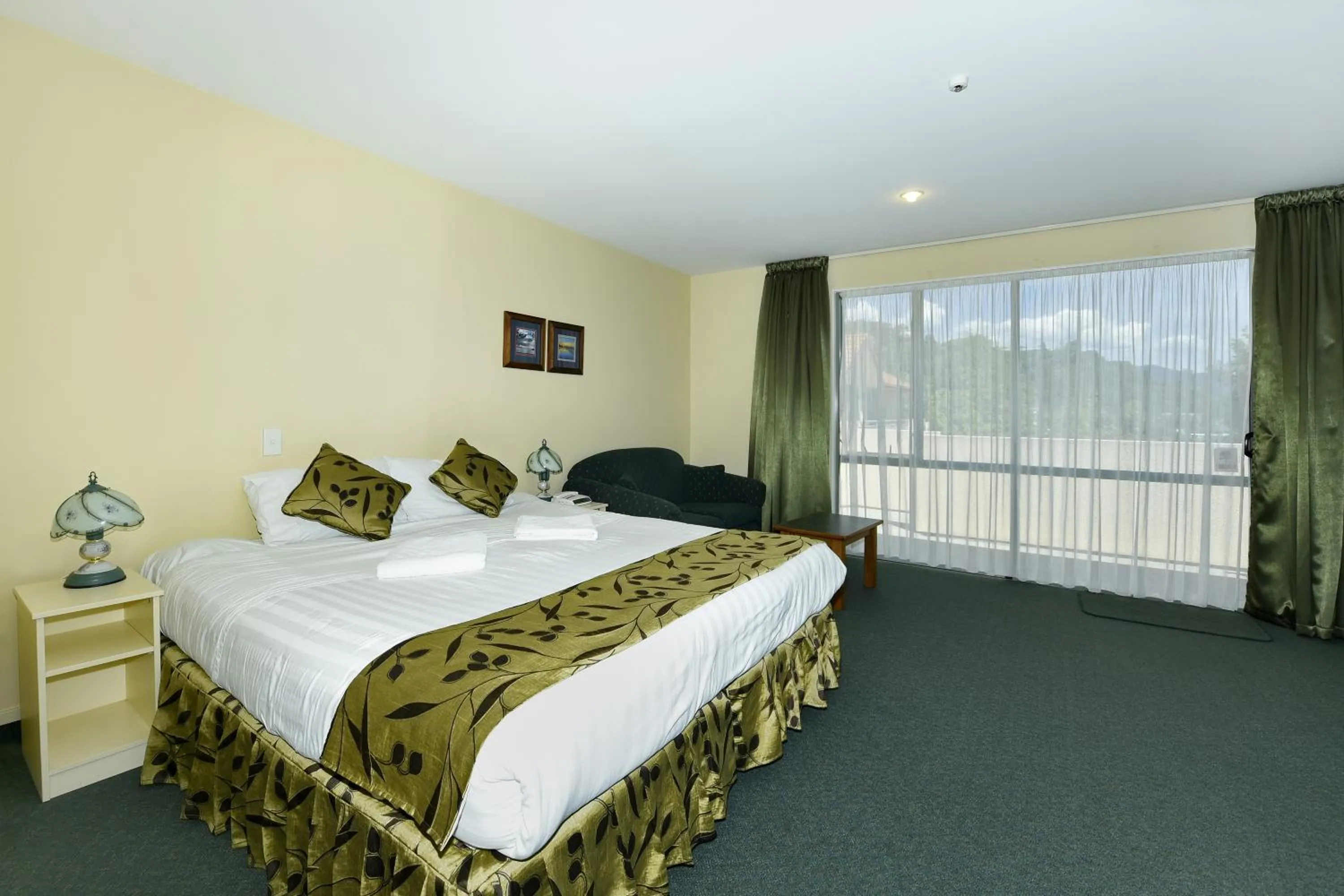 Balcony/Terrace, Bed in Abelia Motor Lodge