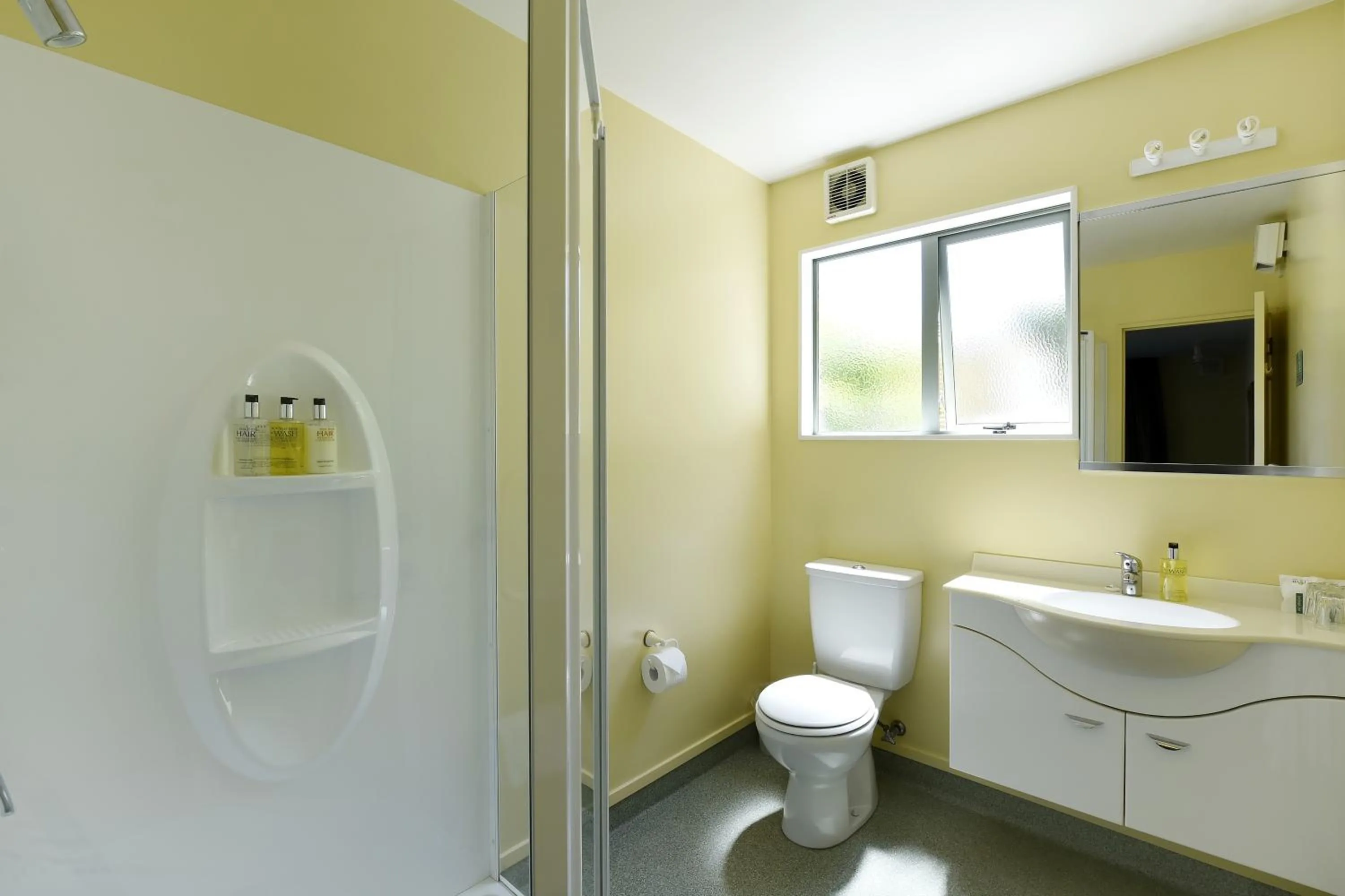 Shower in Abelia Motor Lodge