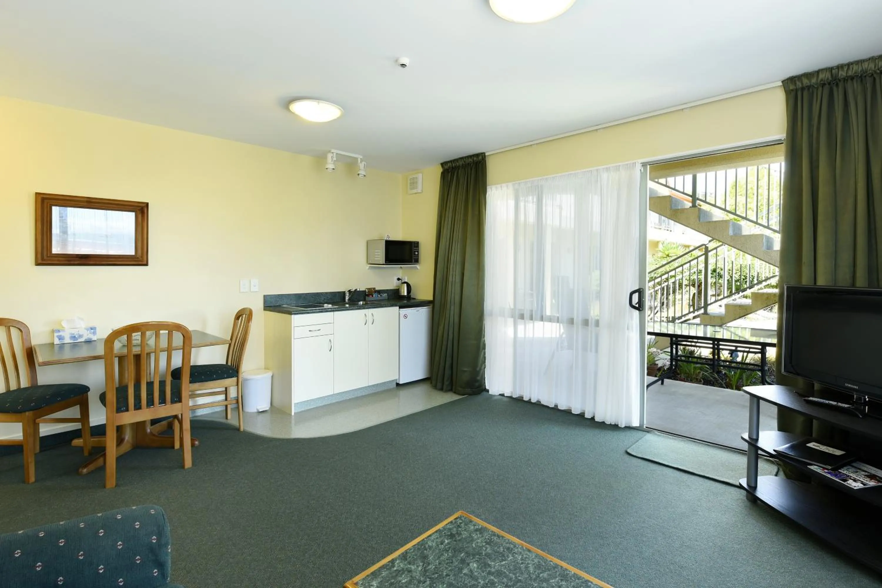 Patio in Abelia Motor Lodge