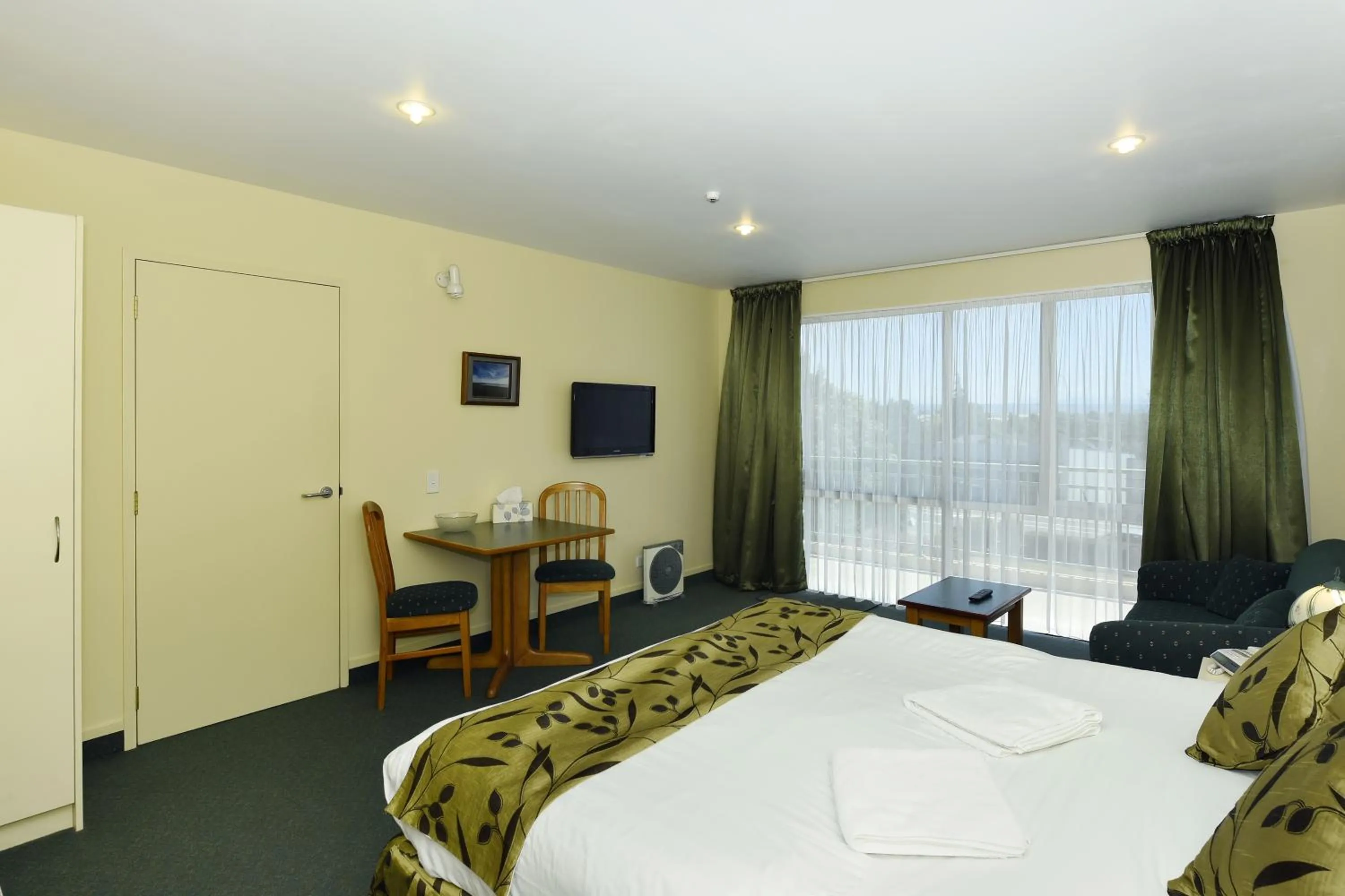 Balcony/Terrace, Bed in Abelia Motor Lodge