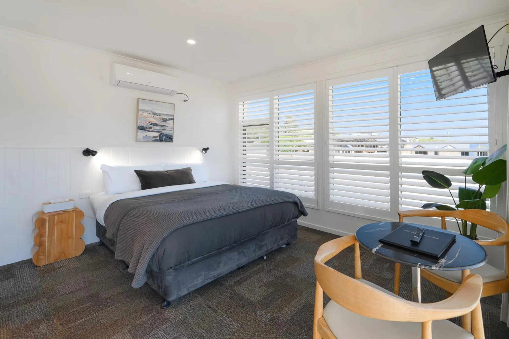 Seating area, Bed in Loch Ard Motor Inn