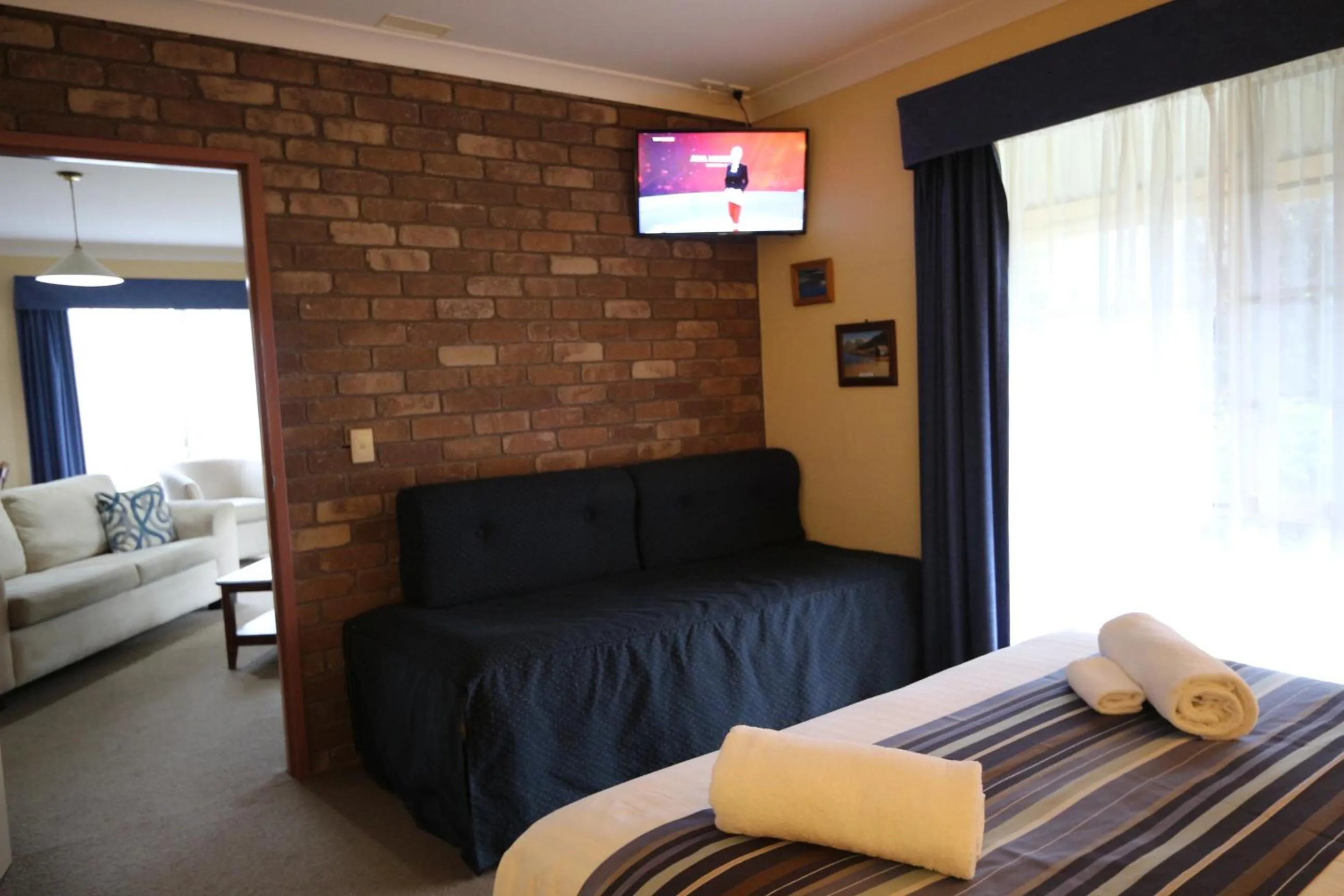 Bed in Swansea Cottages & Lodge Suites