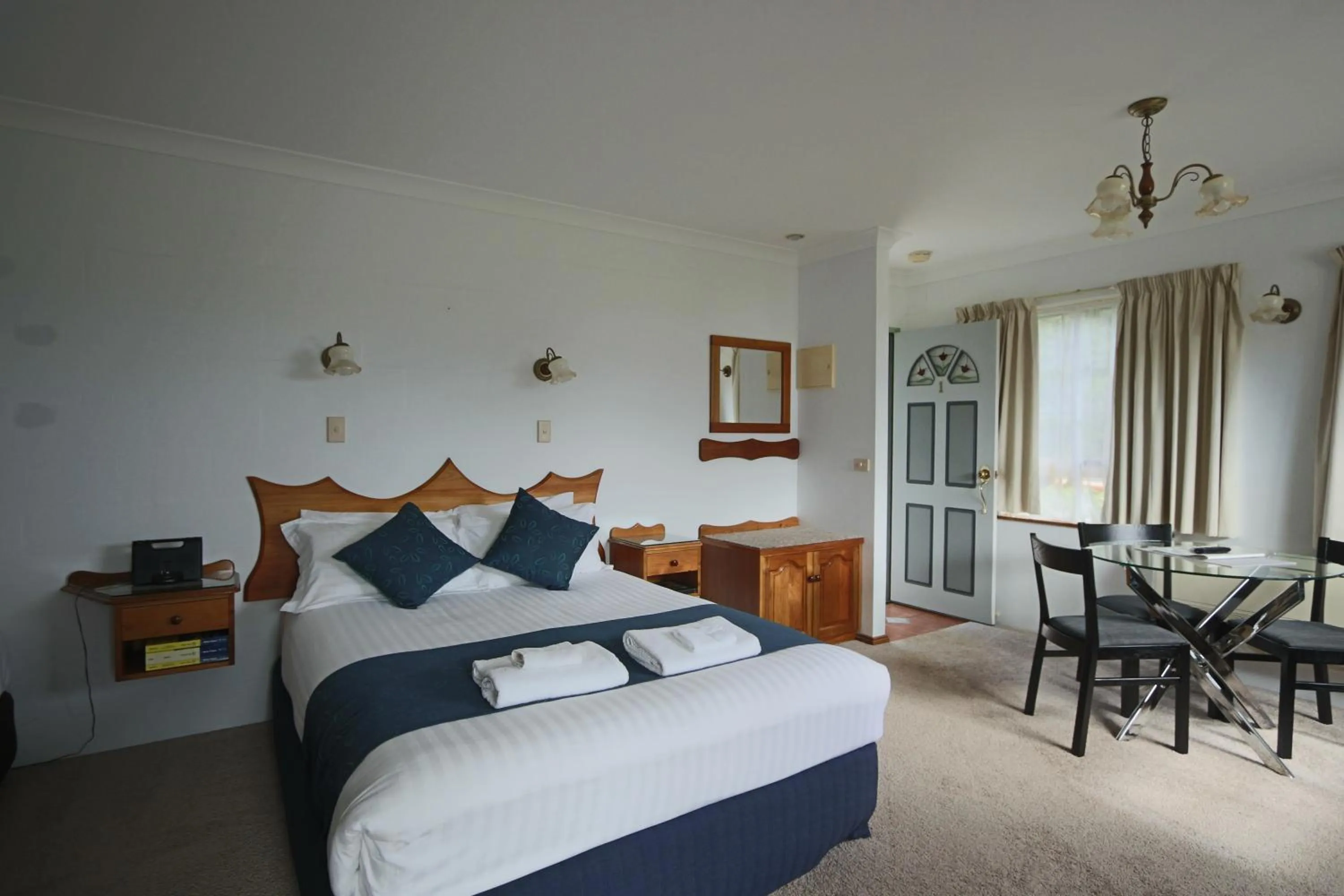 Photo of the whole room, Bed in Swansea Cottages & Lodge Suites