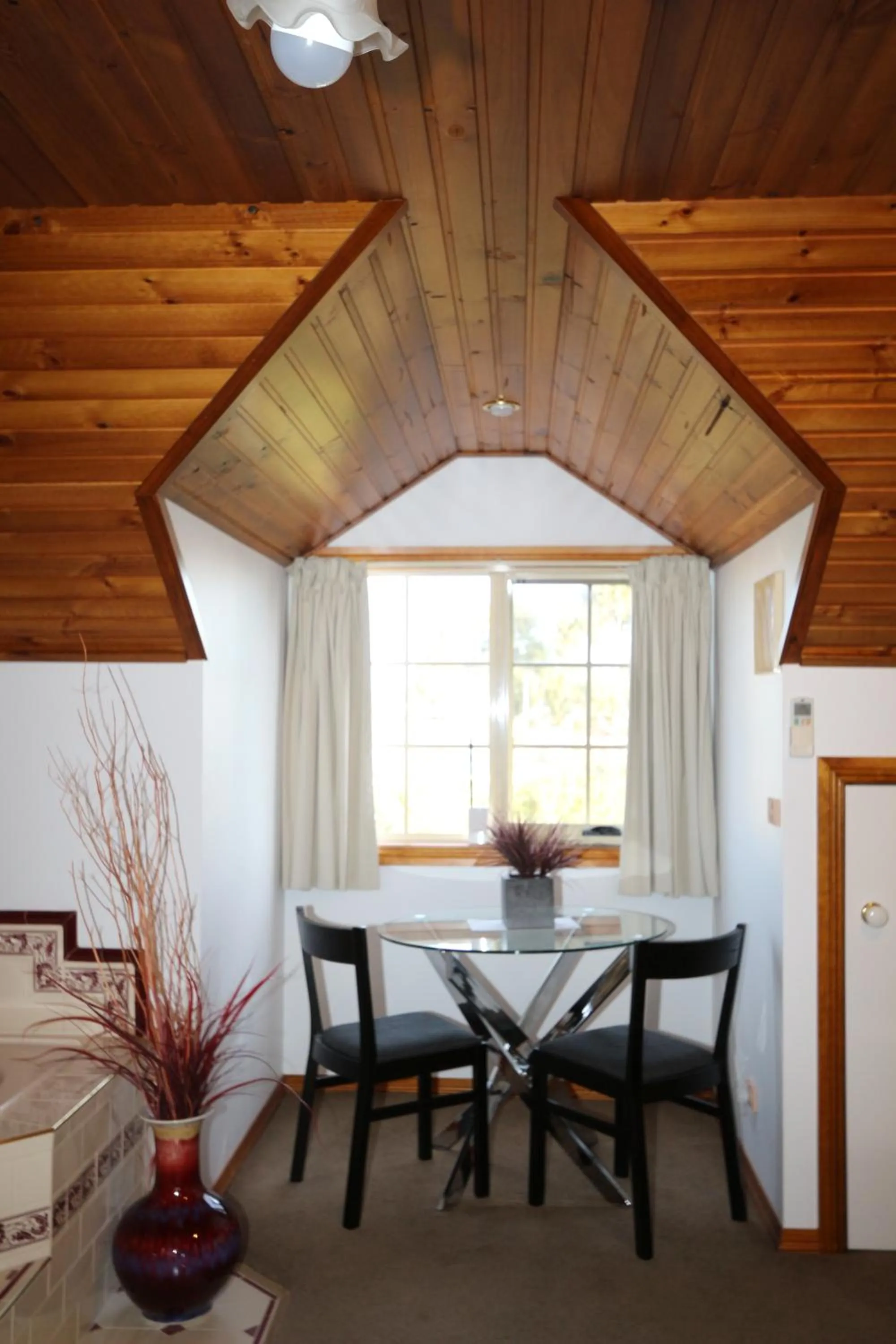 Dining area in Swansea Cottages & Lodge Suites
