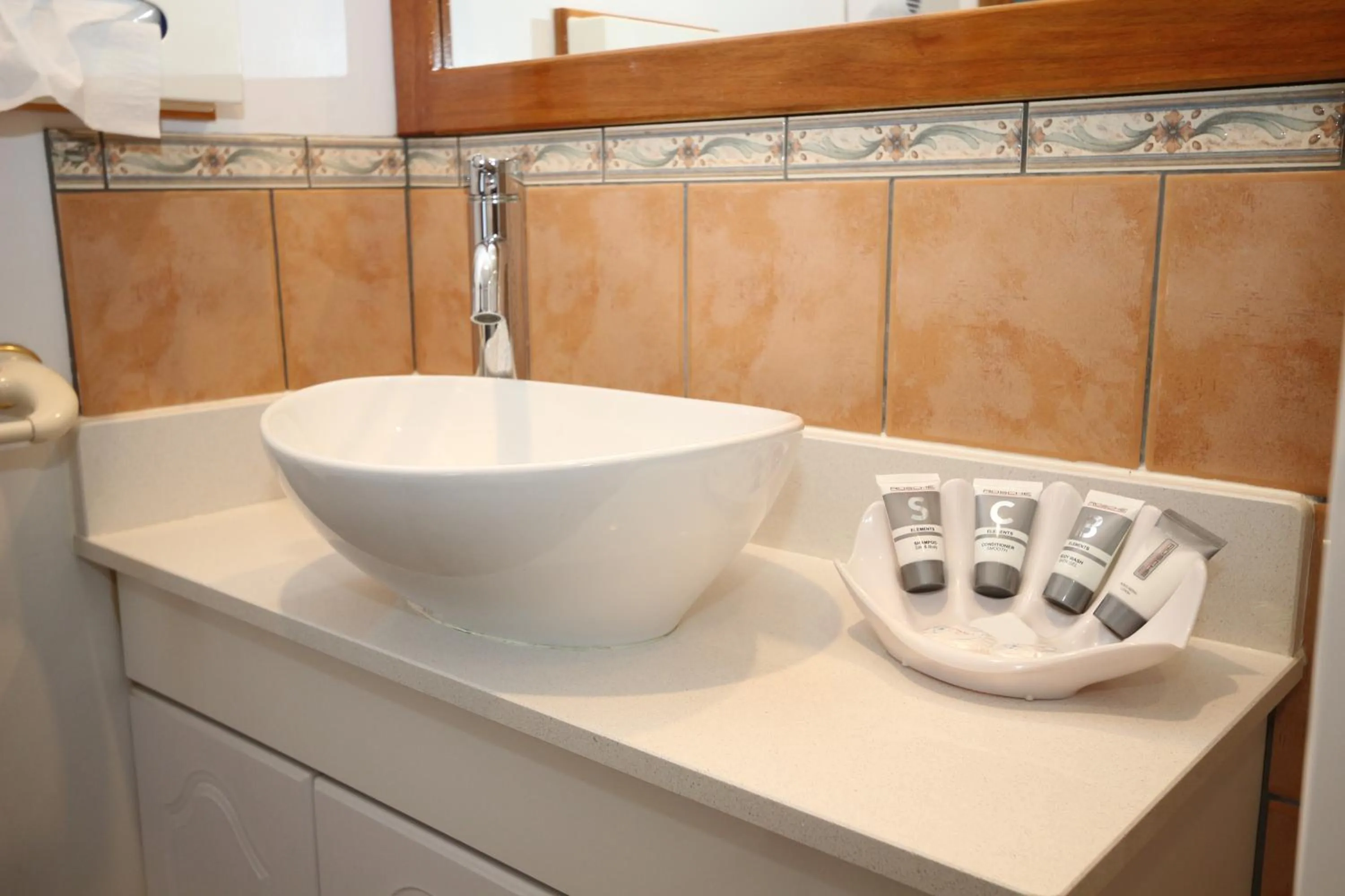 Bathroom in Swansea Cottages & Lodge Suites