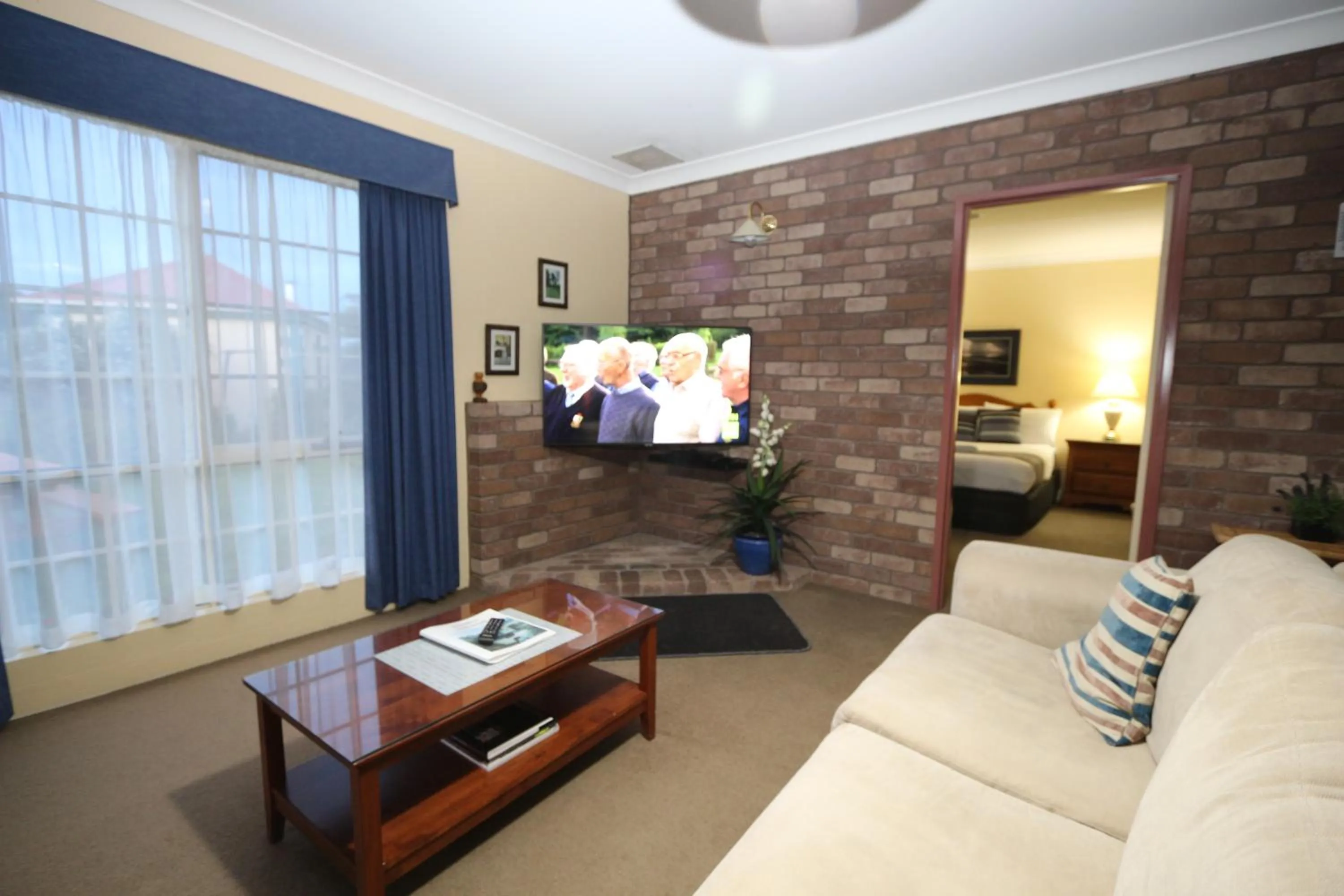 TV and multimedia in Swansea Cottages & Lodge Suites