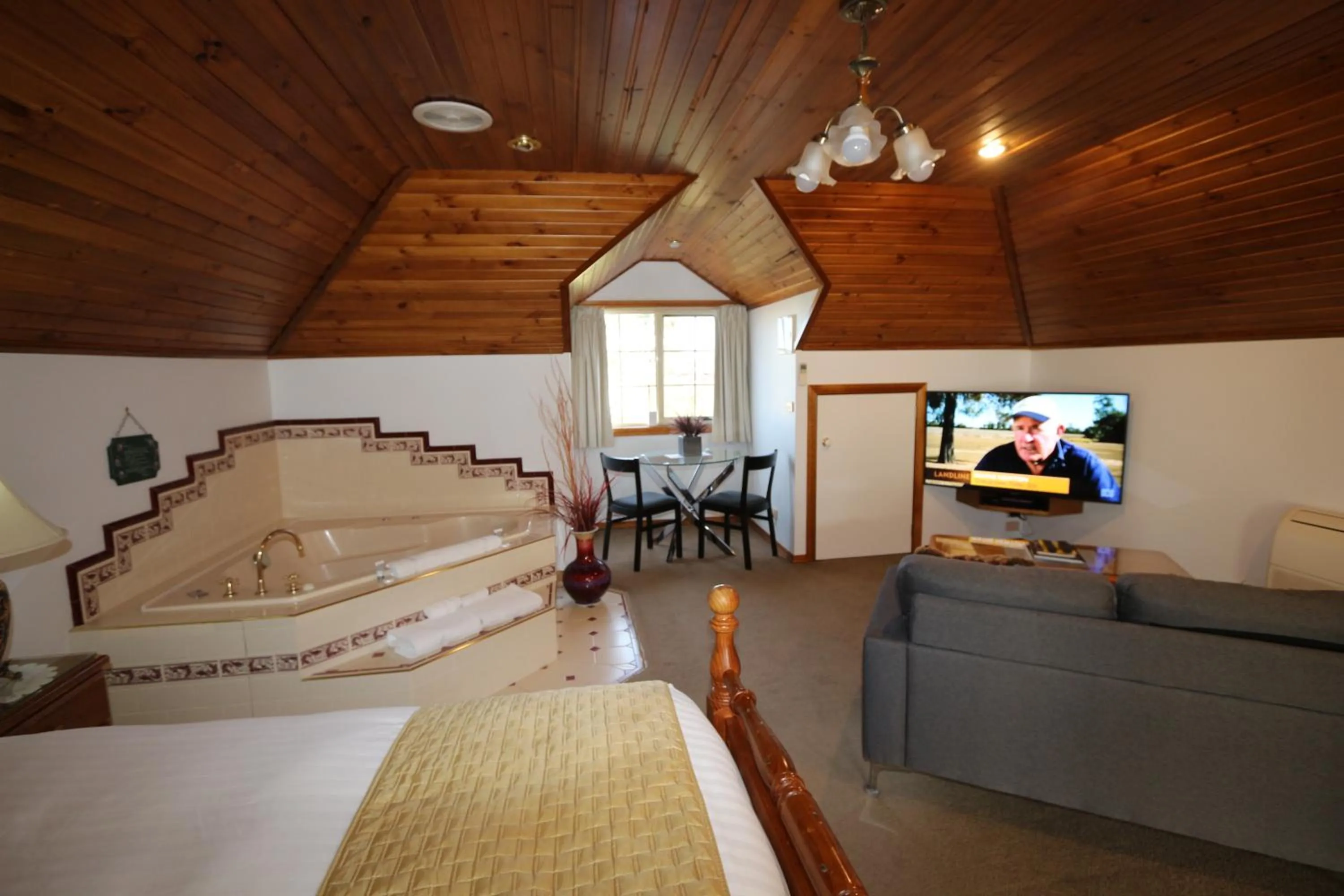 TV and multimedia, Bed in Swansea Cottages & Lodge Suites