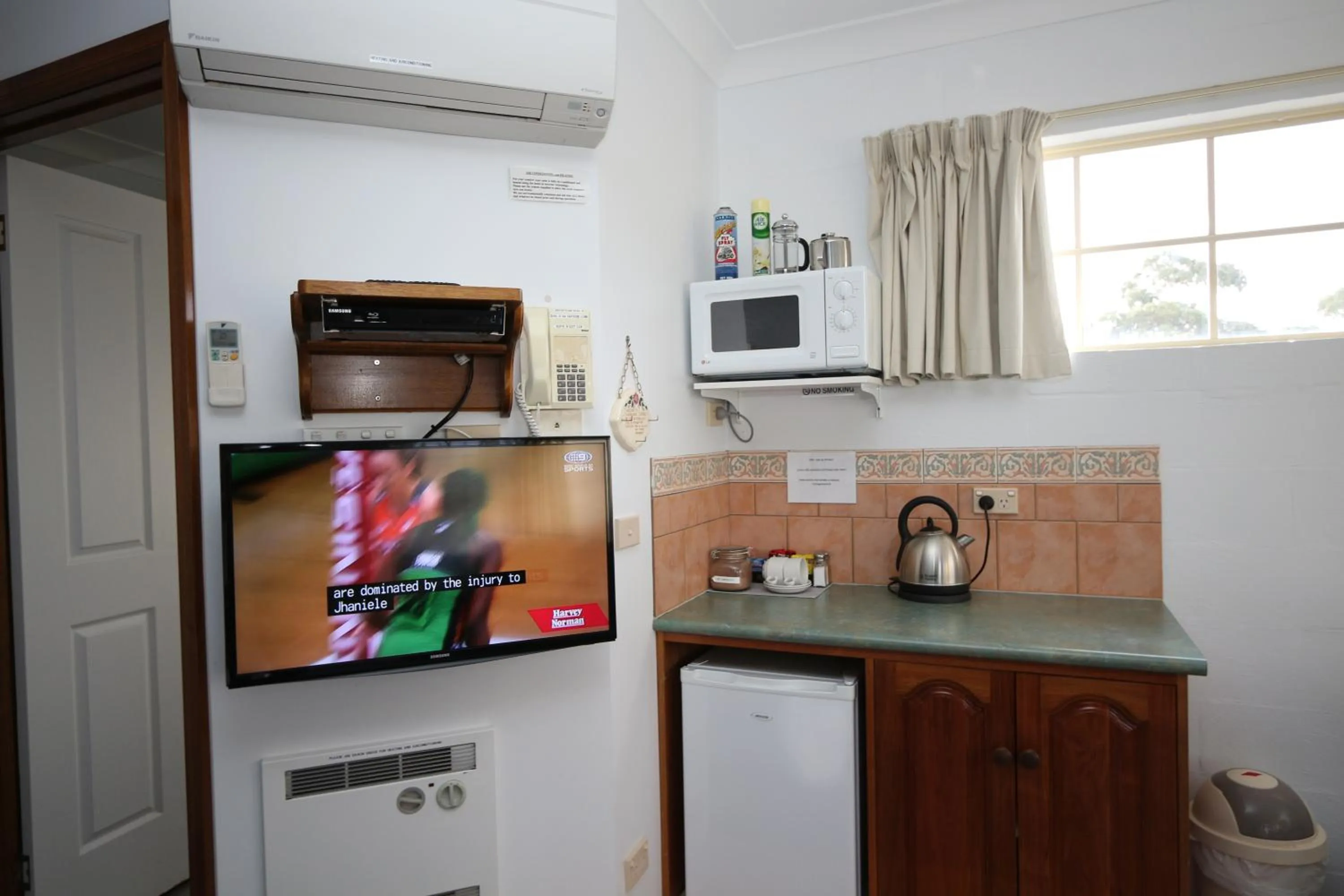 TV and multimedia in Swansea Cottages & Lodge Suites
