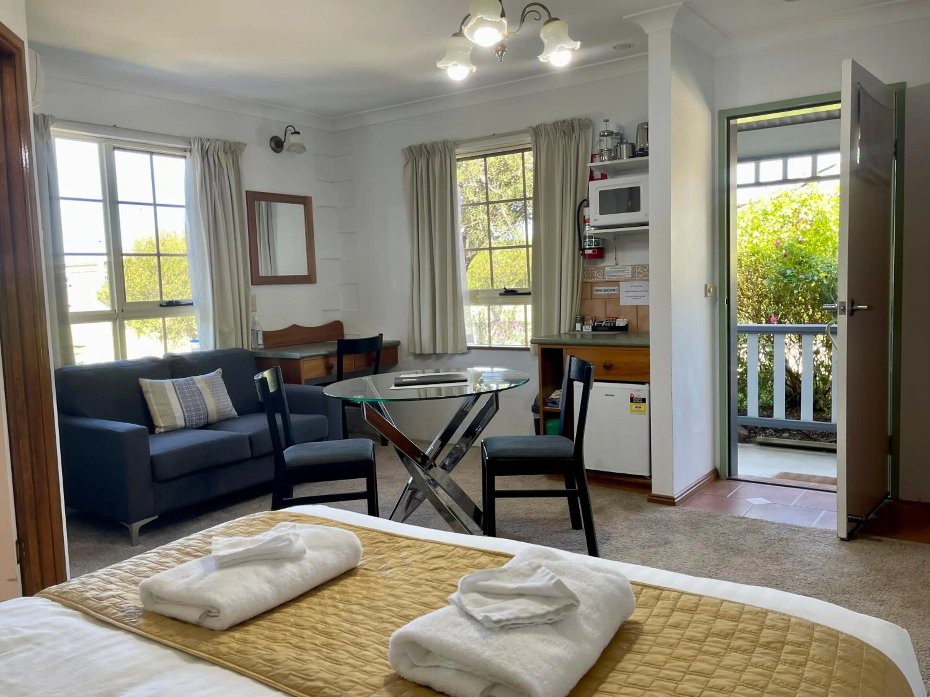 Seating area, Bed in Swansea Cottages & Lodge Suites