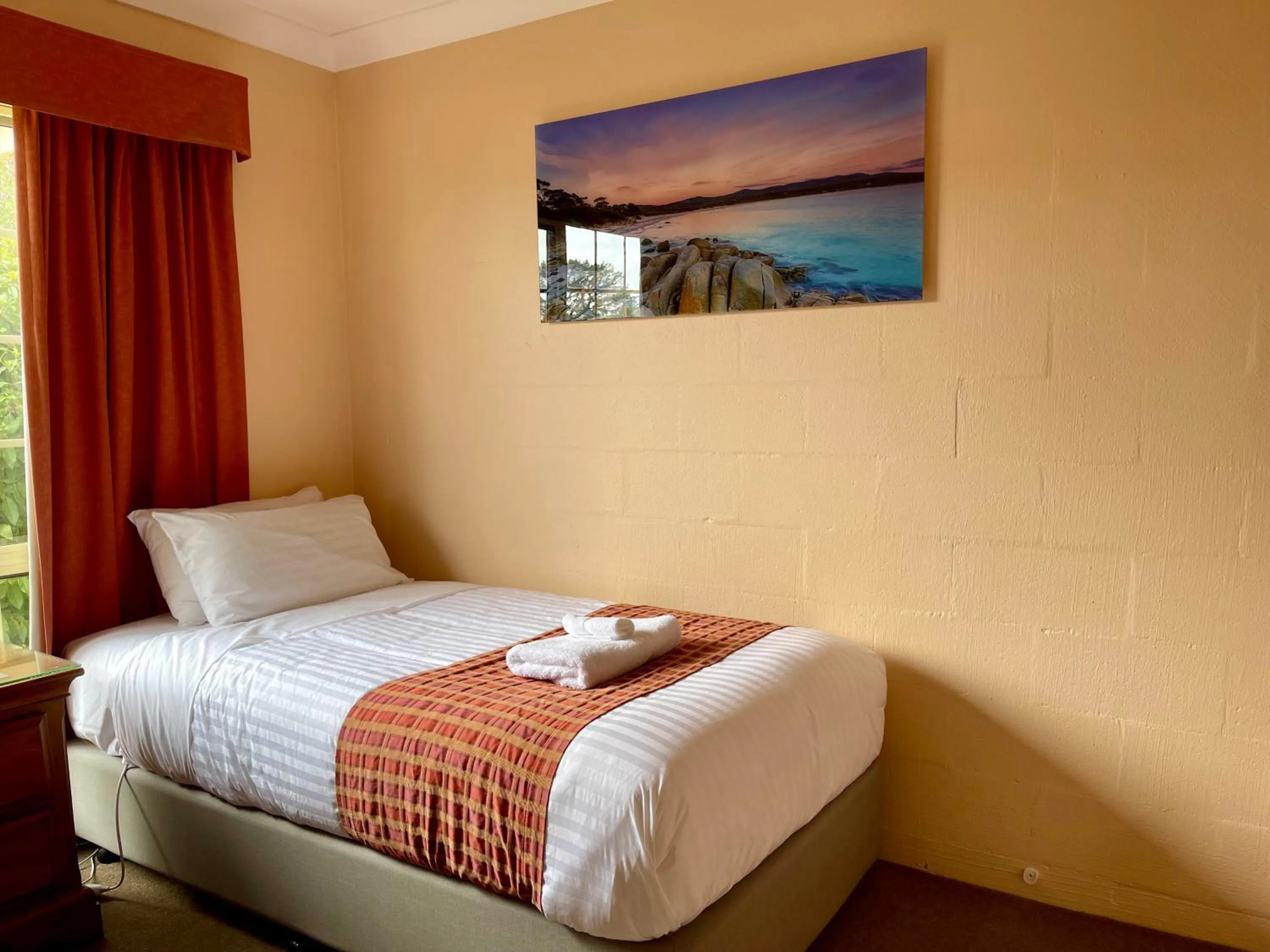 Bed in Swansea Cottages & Lodge Suites