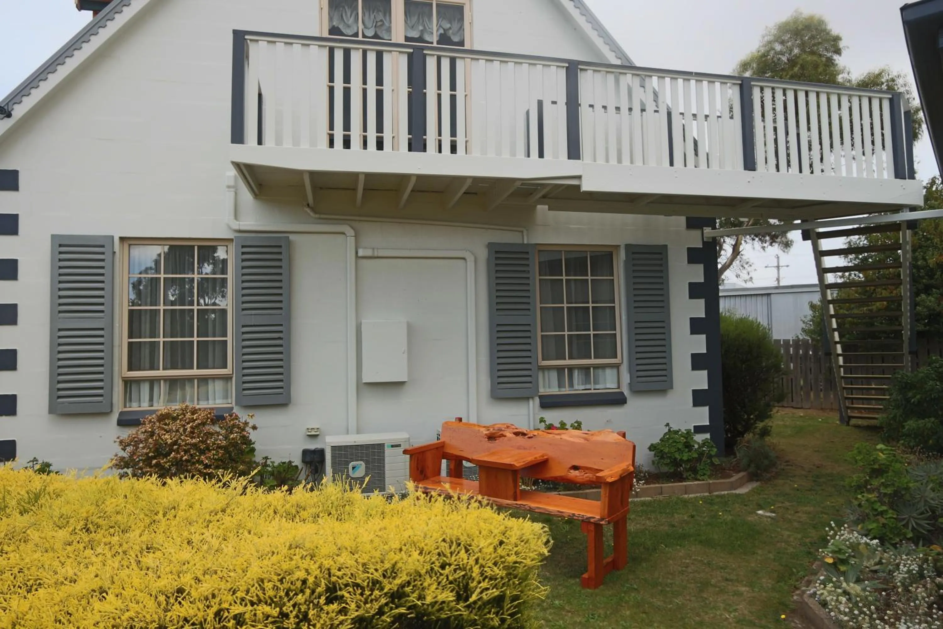 Garden in Swansea Cottages & Lodge Suites