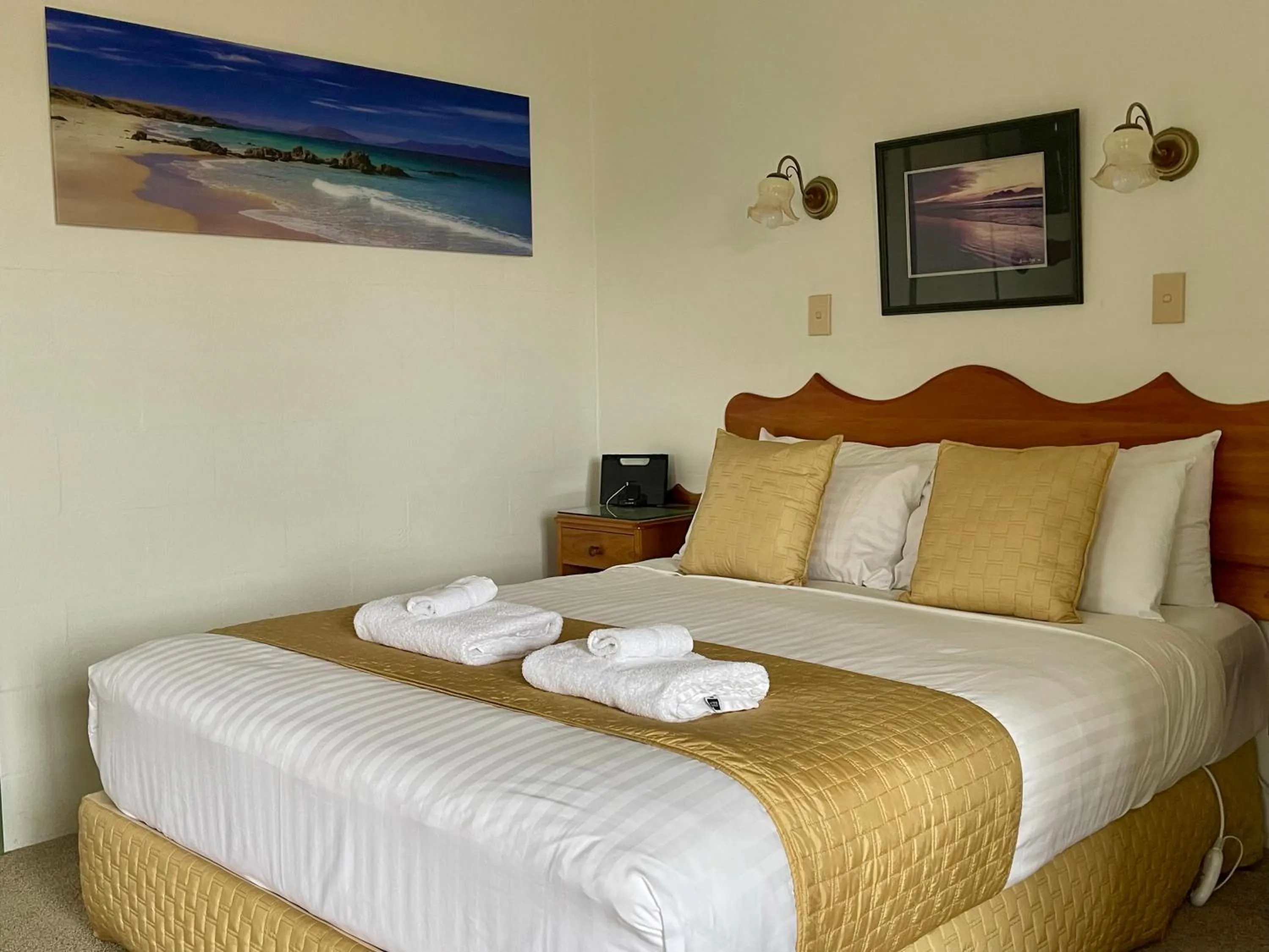 Bed in Swansea Cottages & Lodge Suites