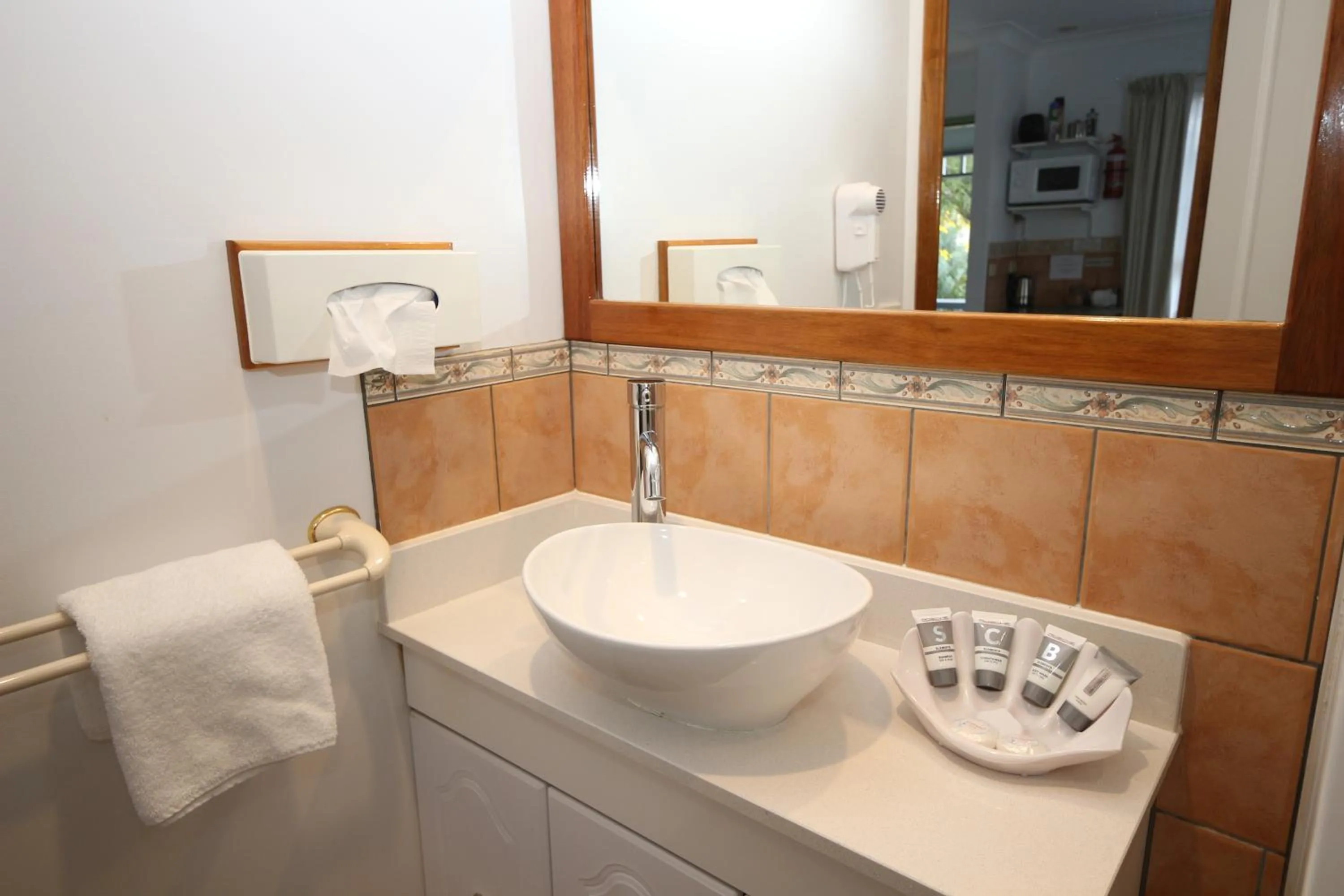 Bathroom in Swansea Cottages & Lodge Suites