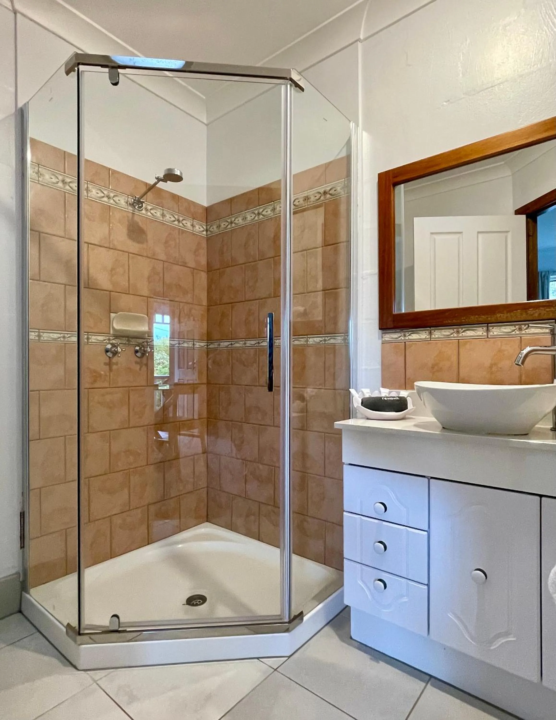 Toilet in Swansea Cottages & Lodge Suites